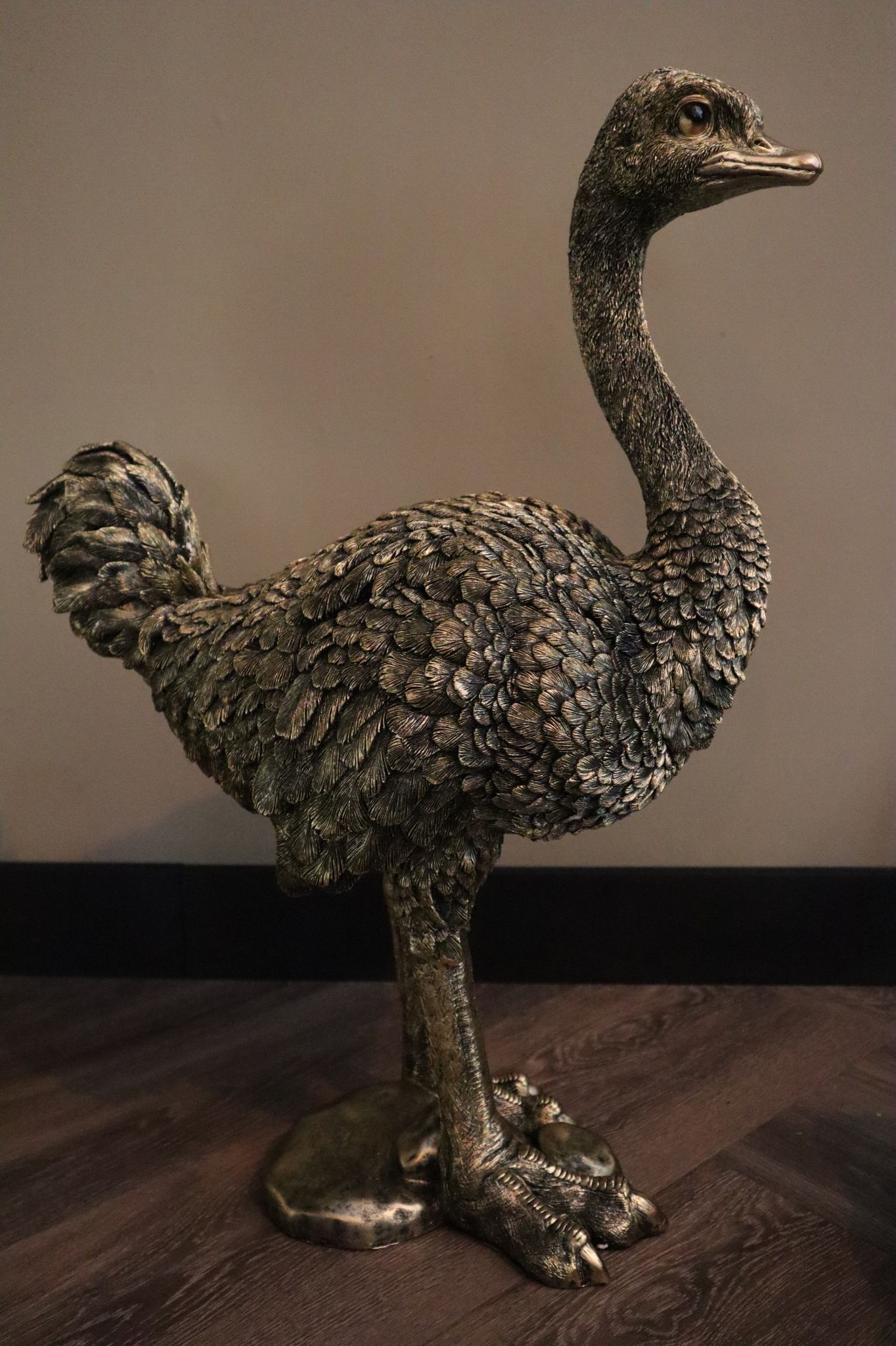 Struisvogel beeld goud staand 67 cm tuinbeeld dierenbeeld luxe decoratie