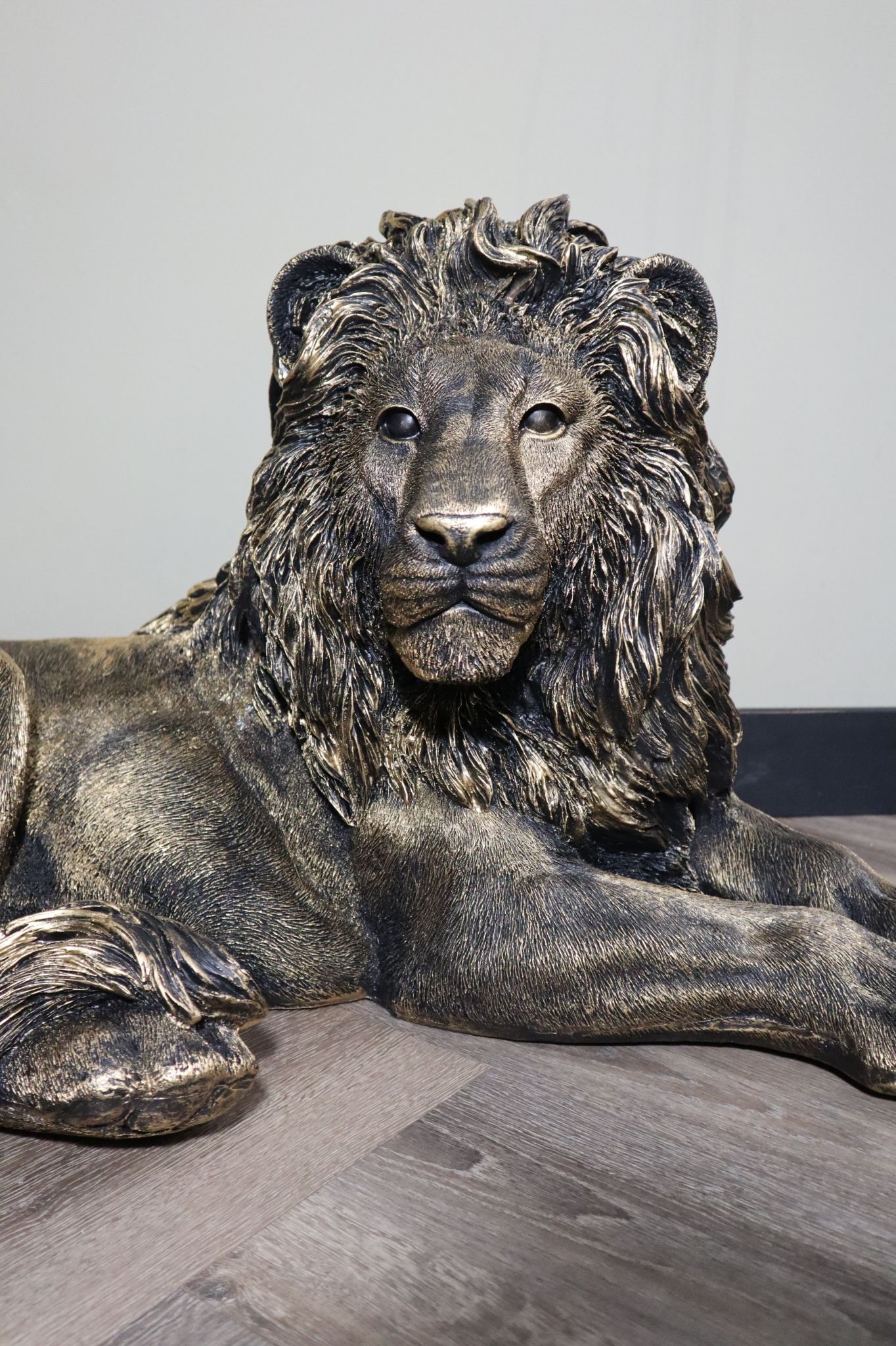 Leeuw dierenbeeld 93 cm goud liggend realistisch tuinbeeld decoratie