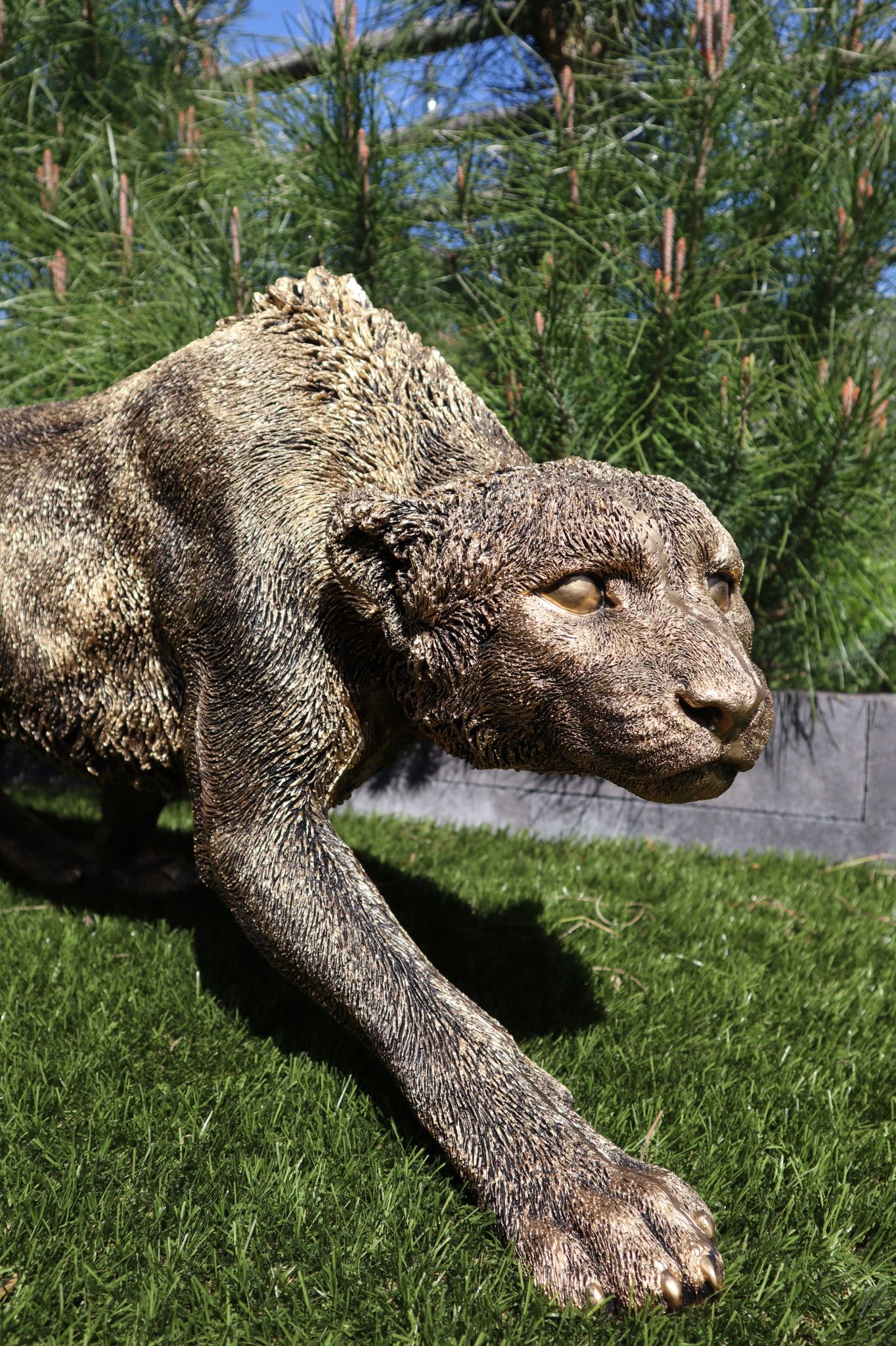 Cheeta beeld 125 cm goud sluipend eyecatcher tuinbeeld dierenbeeld