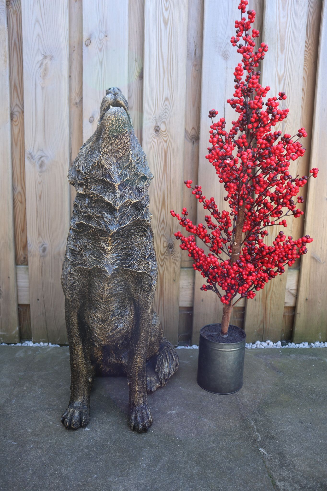 Wolf beeld goud 74 cm zittend huilend tuinbeeld dierenbeeld decoratie