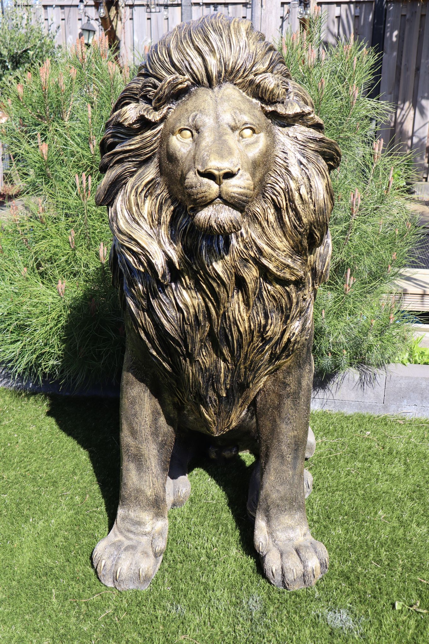 XXL leeuw beeld zittend goud 134 cm exclusief dierenbeeld voor tuin en interieur