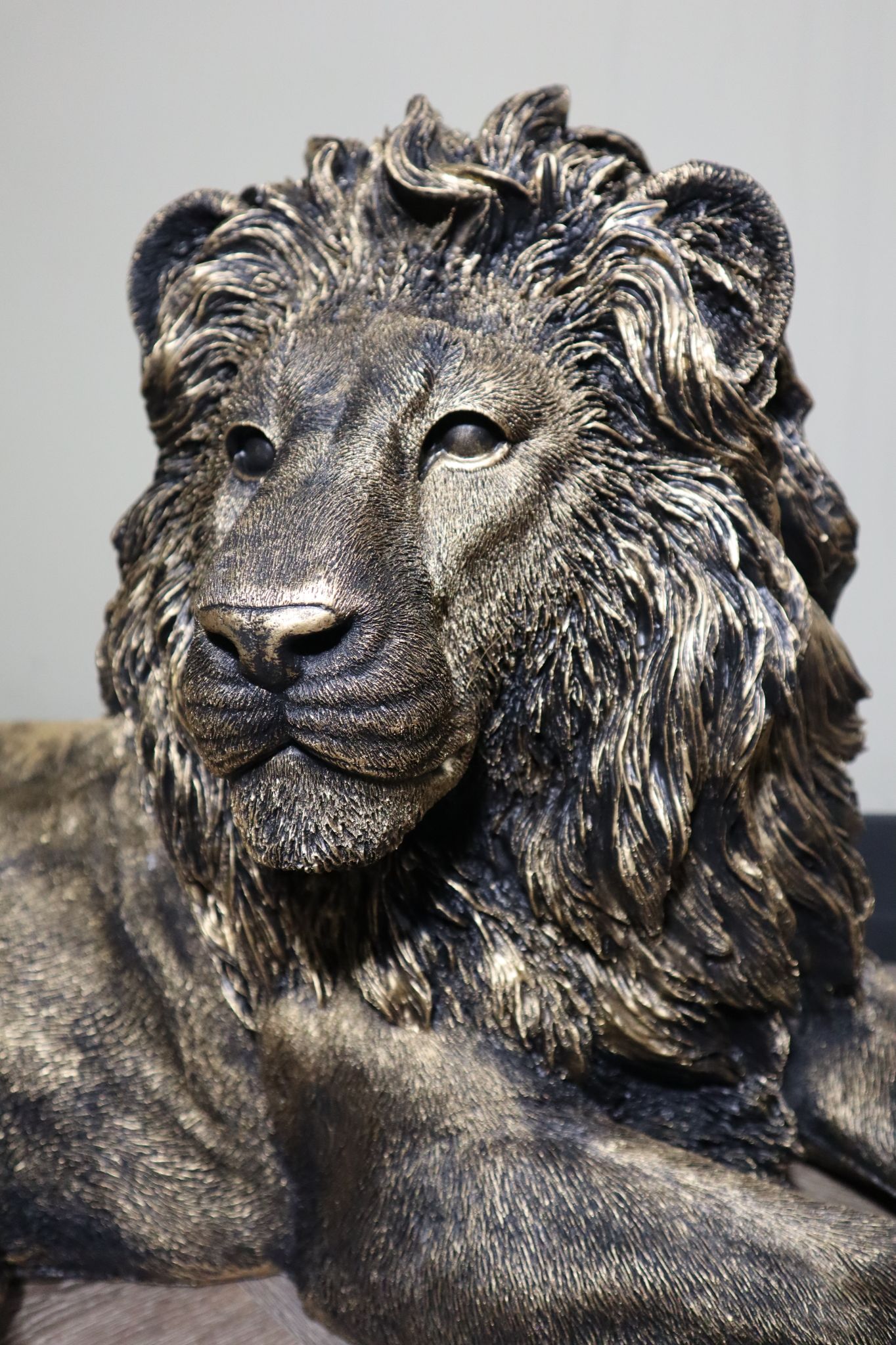 Gouden leeuw beeld 93 cm liggend XL dierenbeeld tuin en interieur