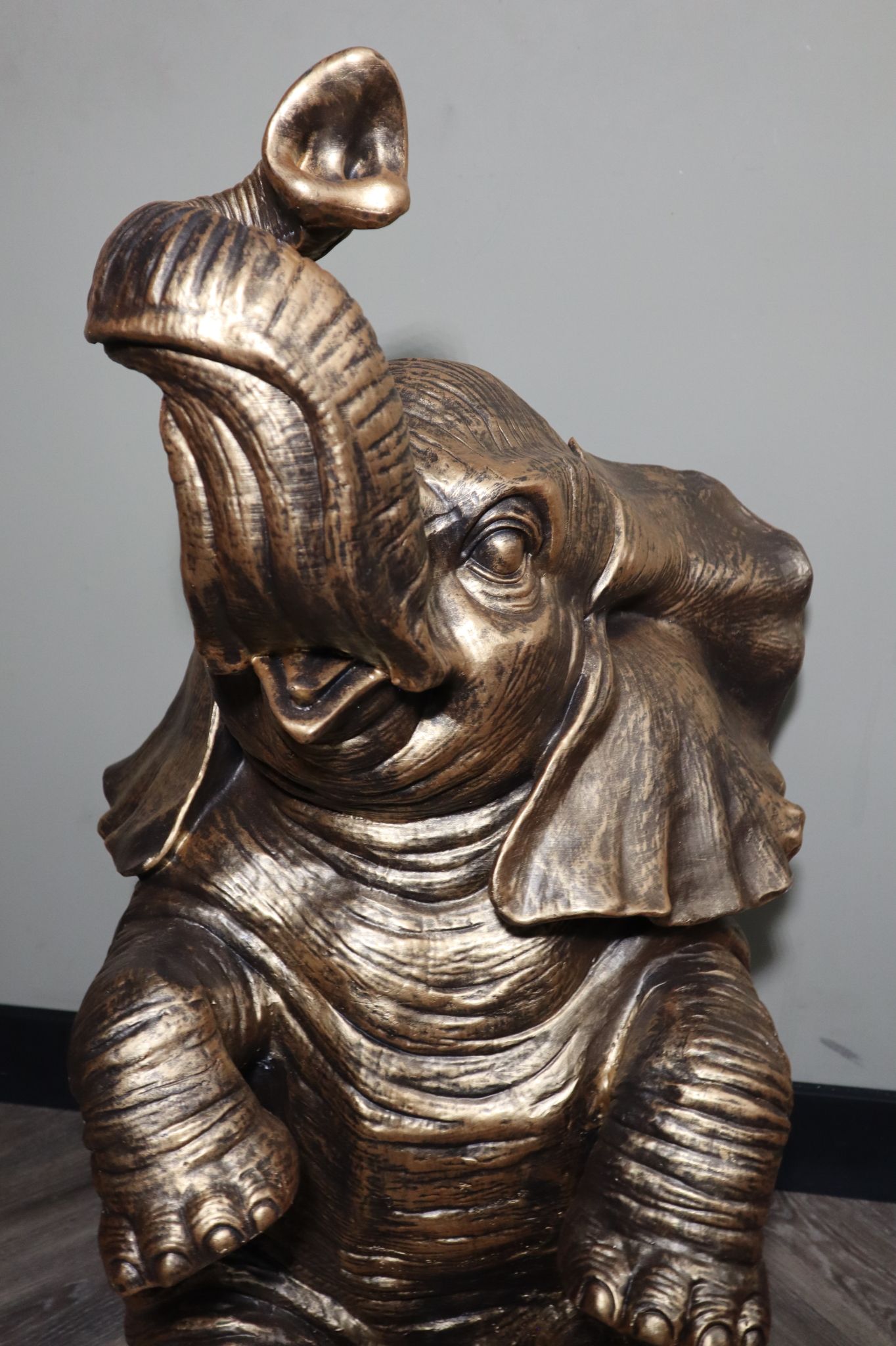 Gouden olifant beeld 86 cm XL zittend groot dierenbeeld tuin en interieur