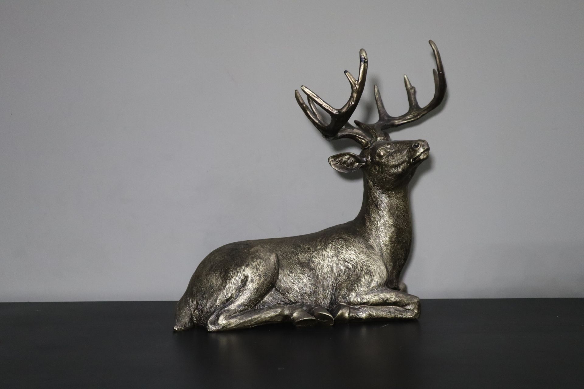 Gouden hert beeld 37 cm liggend dierenbeeld tuin en interieur