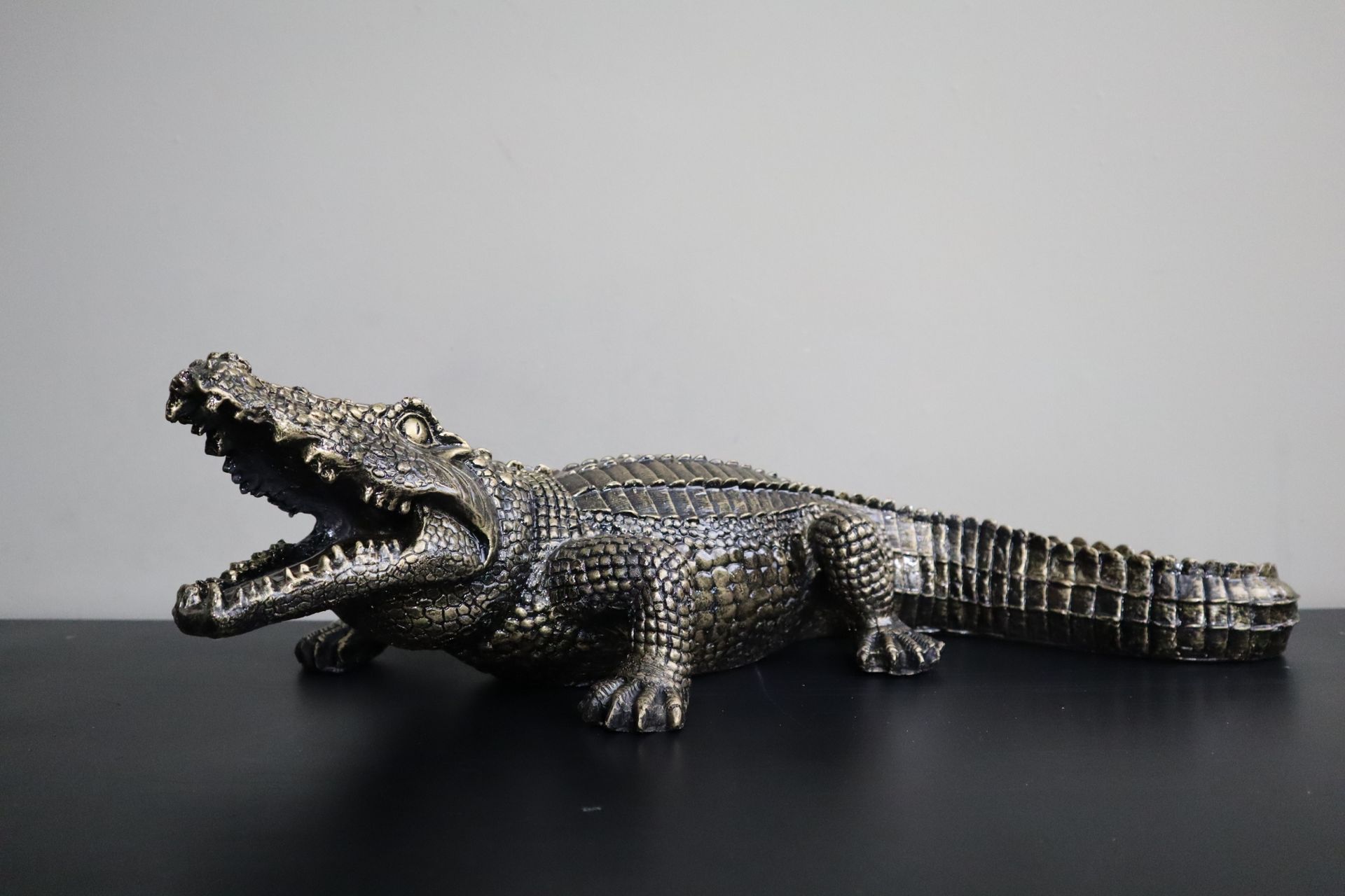 Krokodil beeld goud 60 cm liggend tuinbeeld dierenbeeld decoratie