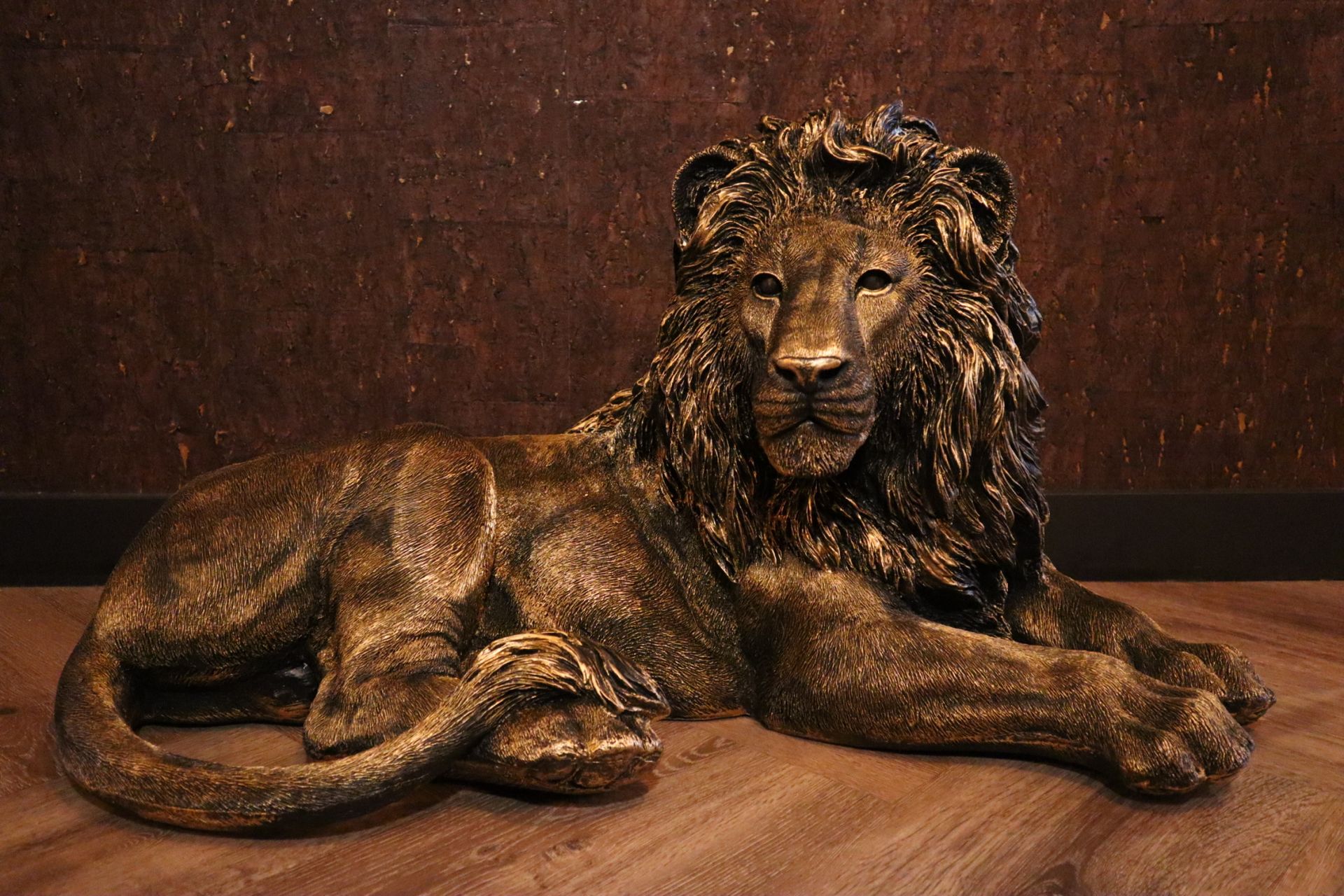Leeuw beeld XL liggend 93 cm goud dierenbeeld
