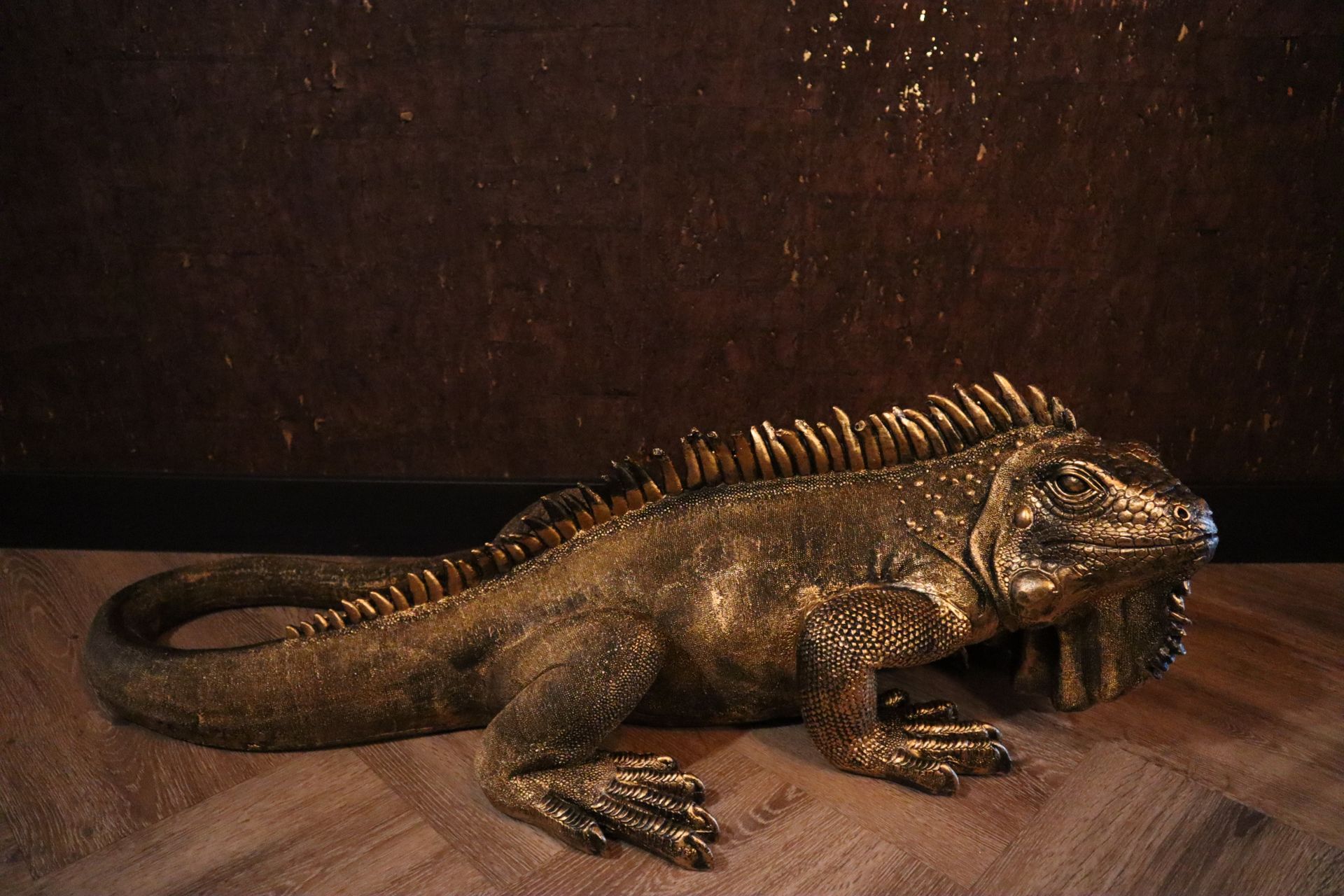 Leguaan beeld XL goud 93 cm tuinbeeld dierenbeeld