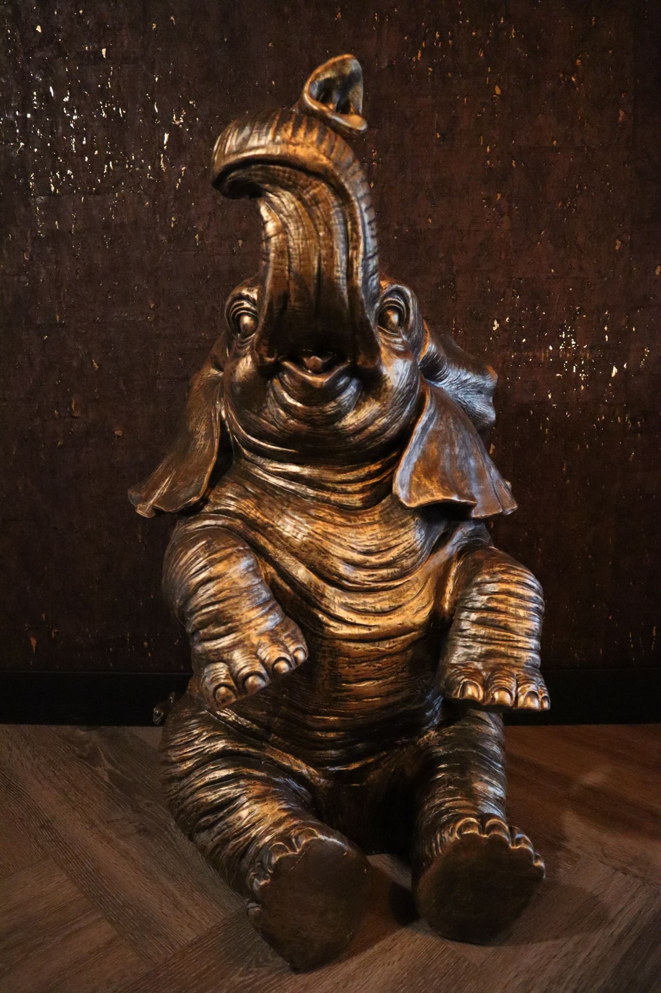 Olifant beeld XL zittend 86 cm dierenbeeld goud