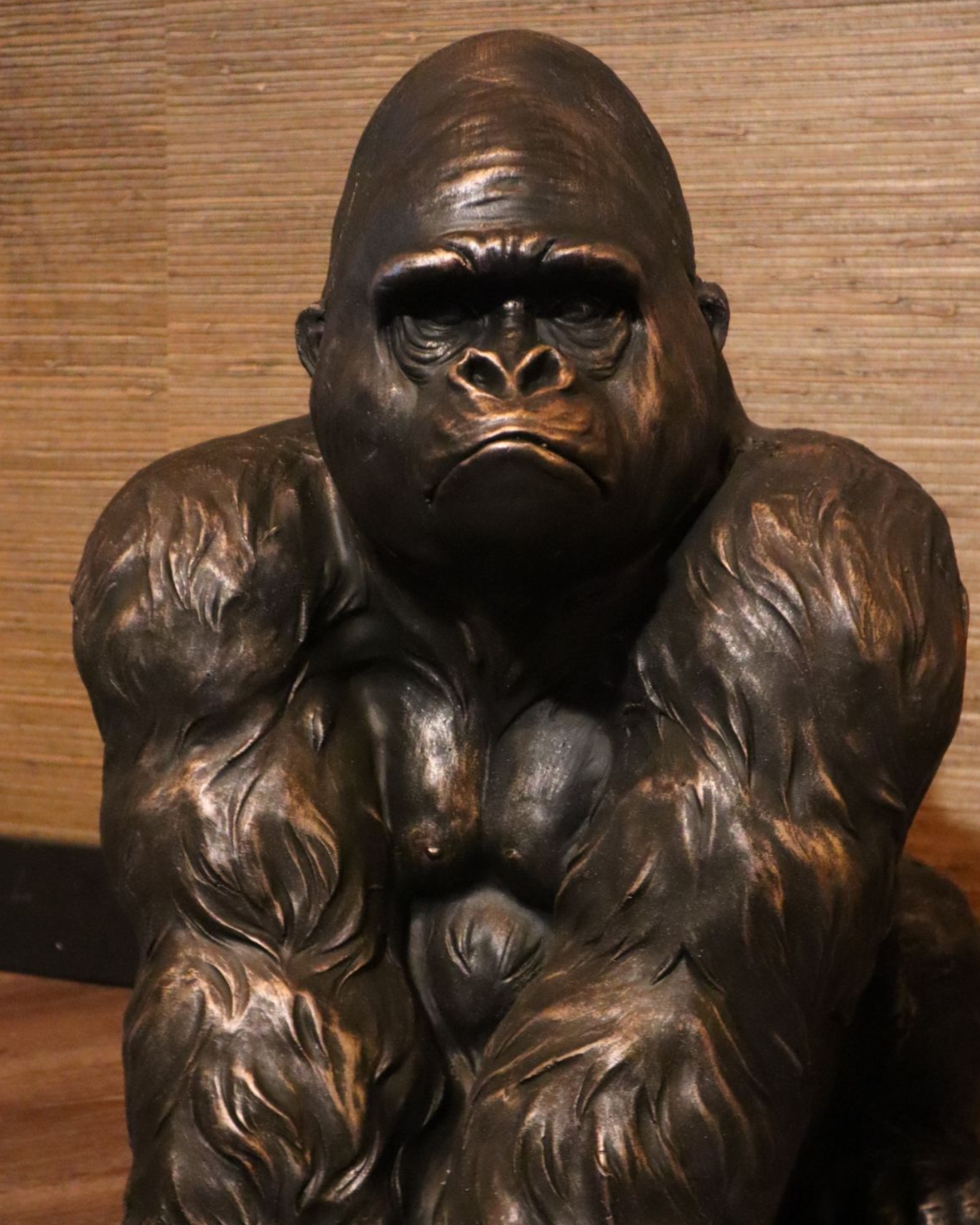 Gorilla beeld 58 cm brons kleur dierenbeeld