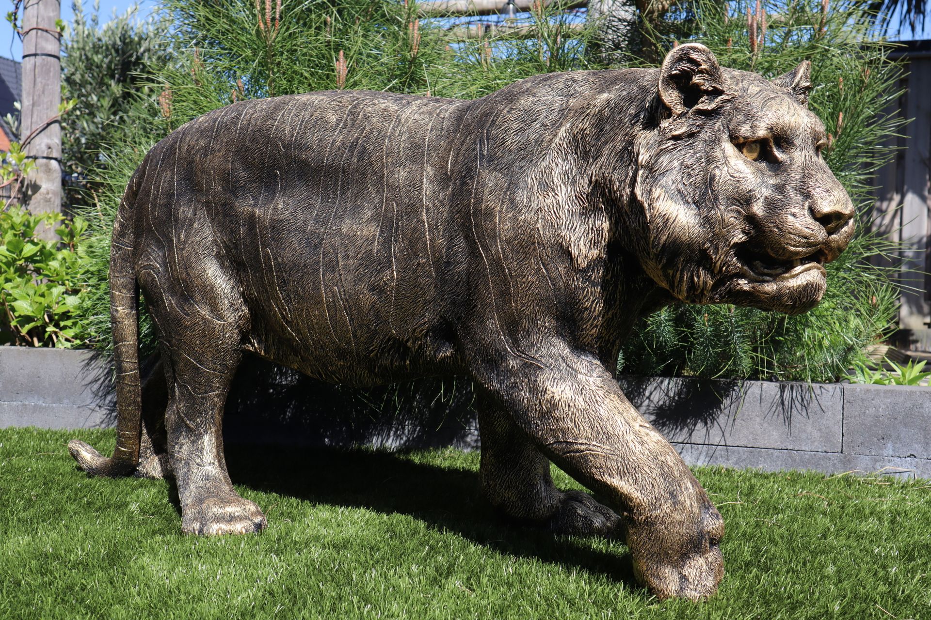 XL tijger beeld 130 cm lopend exclusief dierenbeeld voor tuin en interieur