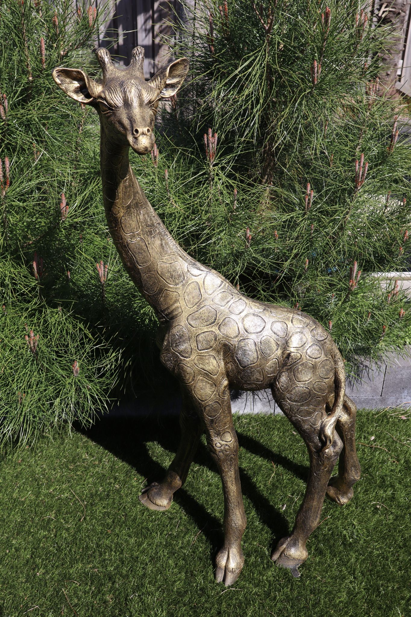Groot giraffe beeld goud 120 cm exclusief dierenbeeld voor tuin en interieur