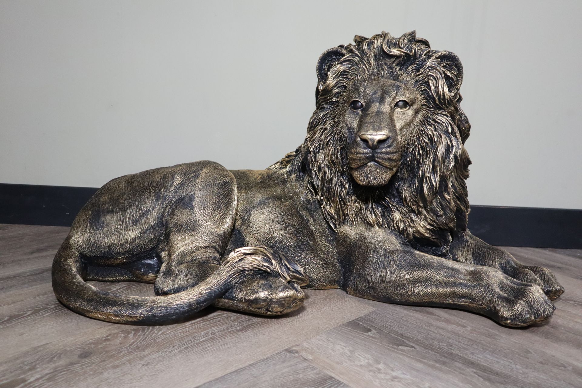 Leeuw beeld XL goud liggend 93 cm tuinbeeld dierenbeeld decoratie