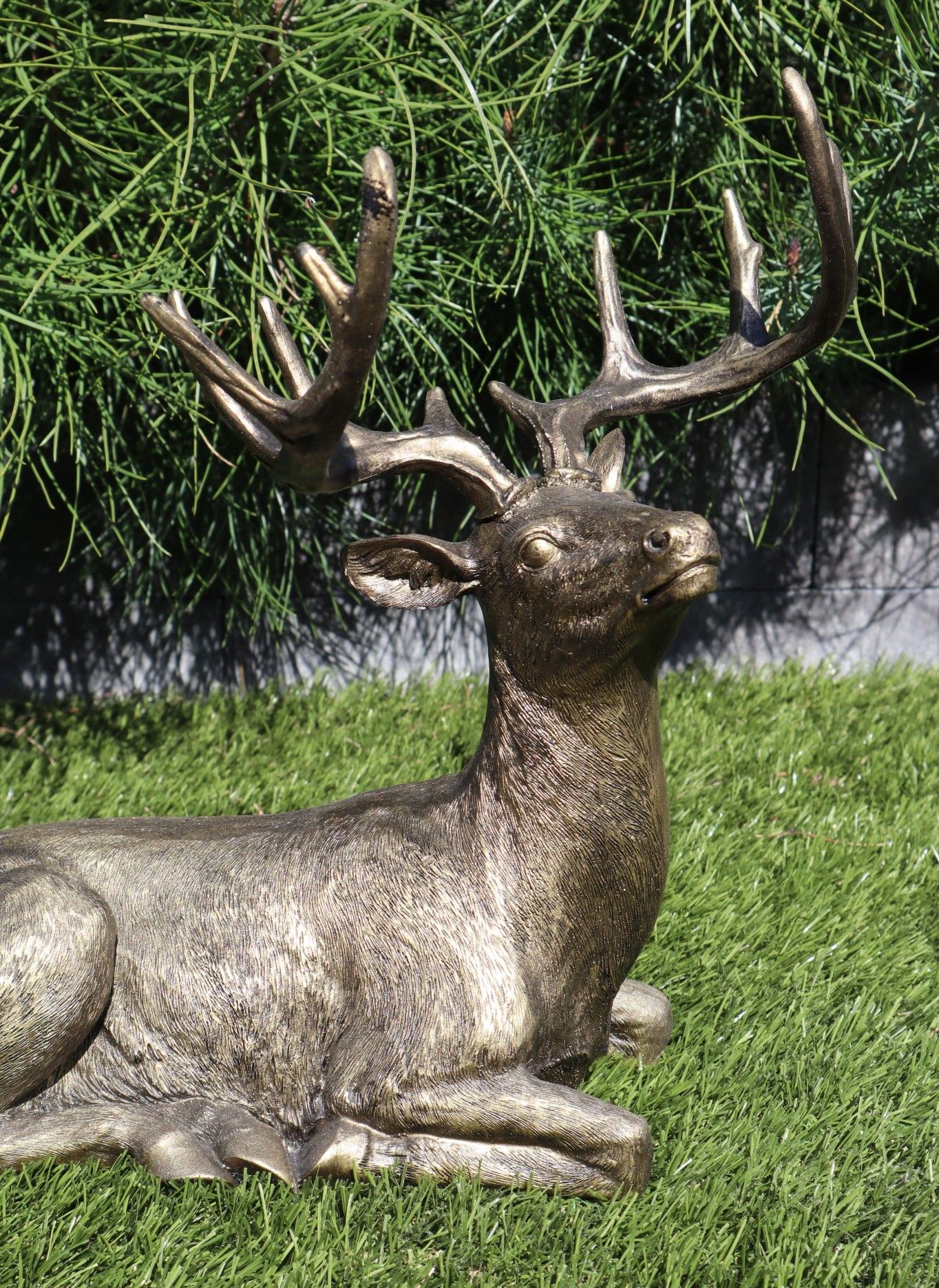 Hert beeld 37 cm goud realistisch liggend tuinbeeld dierenbeeld