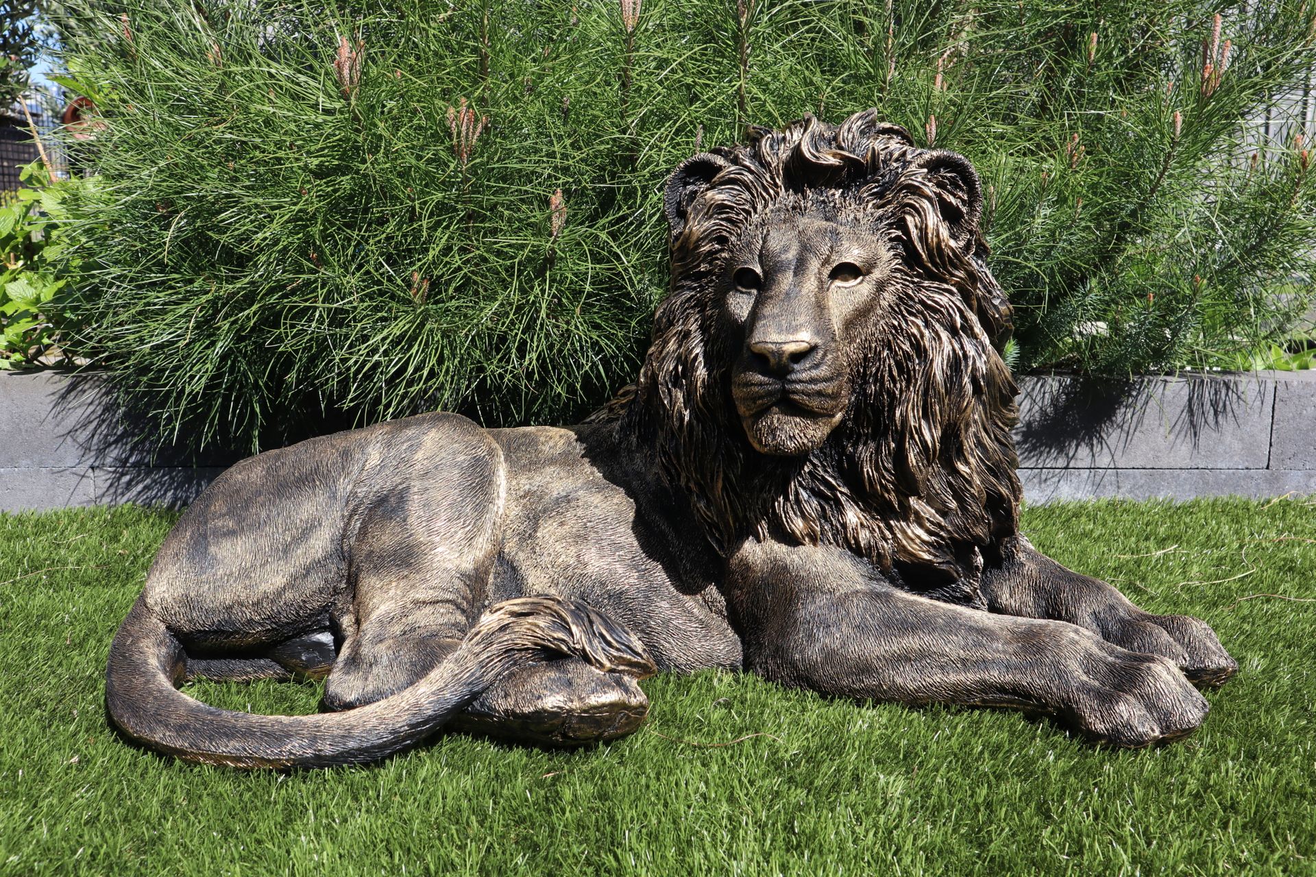 Liggend leeuw beeld goud 93 cm luxe dierenbeeld voor binnen en buiten