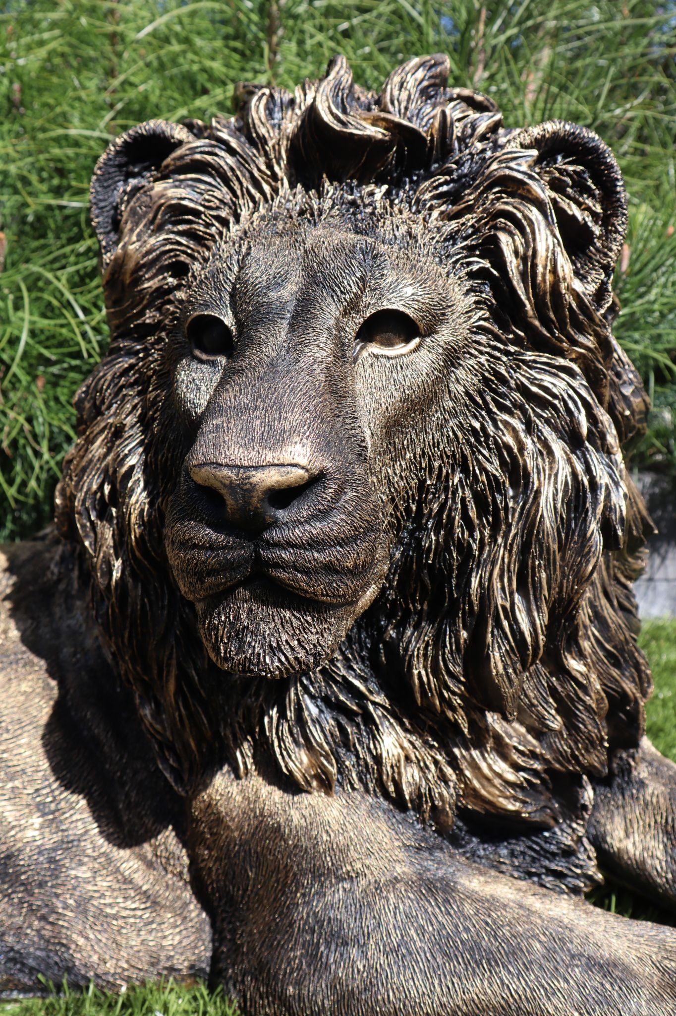 Leeuw beeld 93 cm goud liggend eyecatcher tuinbeeld dierenbeeld