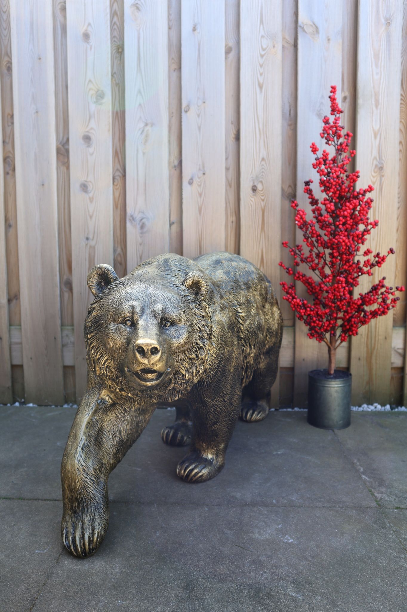 Gouden beer tuinbeeld 93 cm lopend dierenbeeld voor tuin en interieur