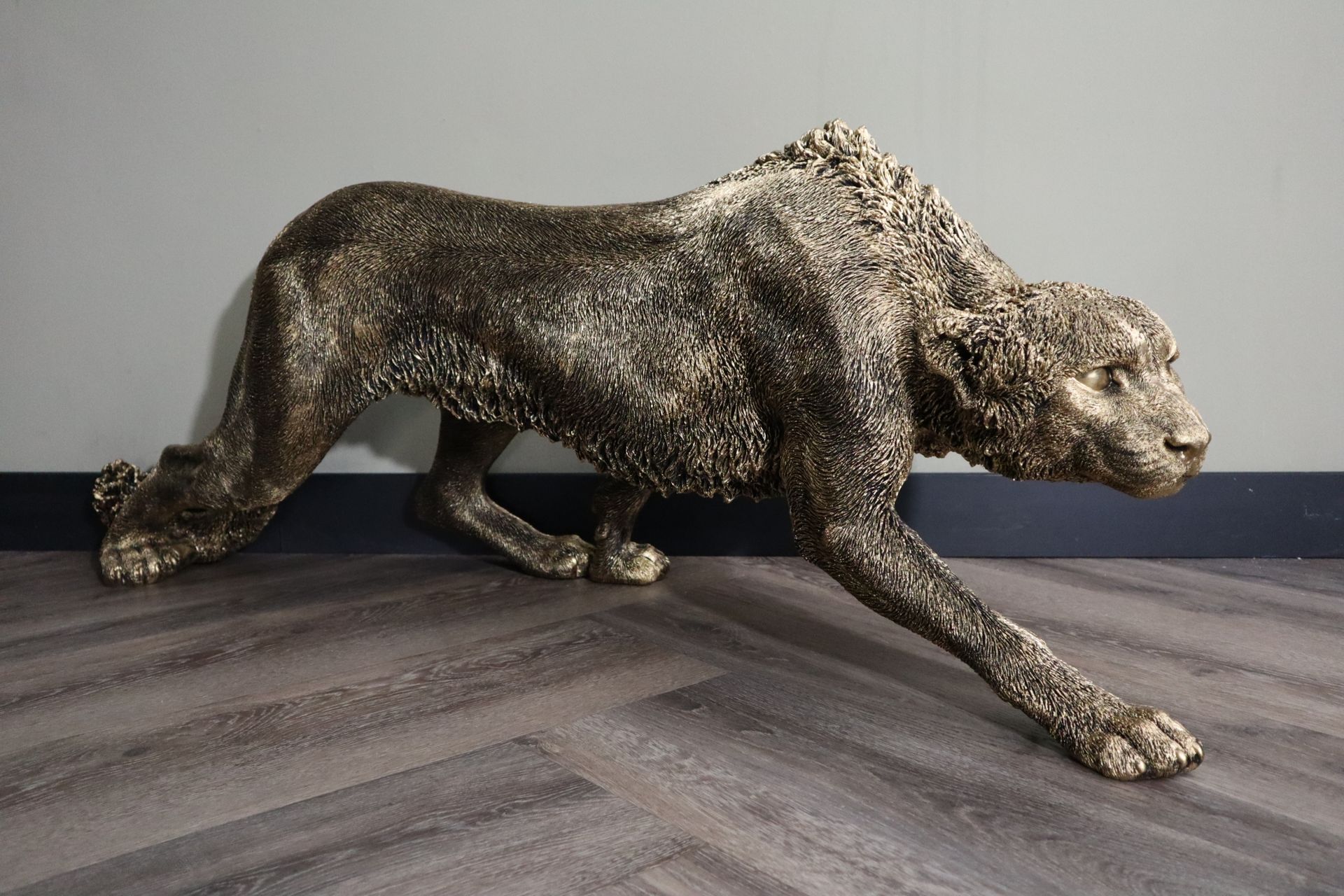 Gouden cheeta beeld 125 cm XL sluipend dierenbeeld tuin en interieur