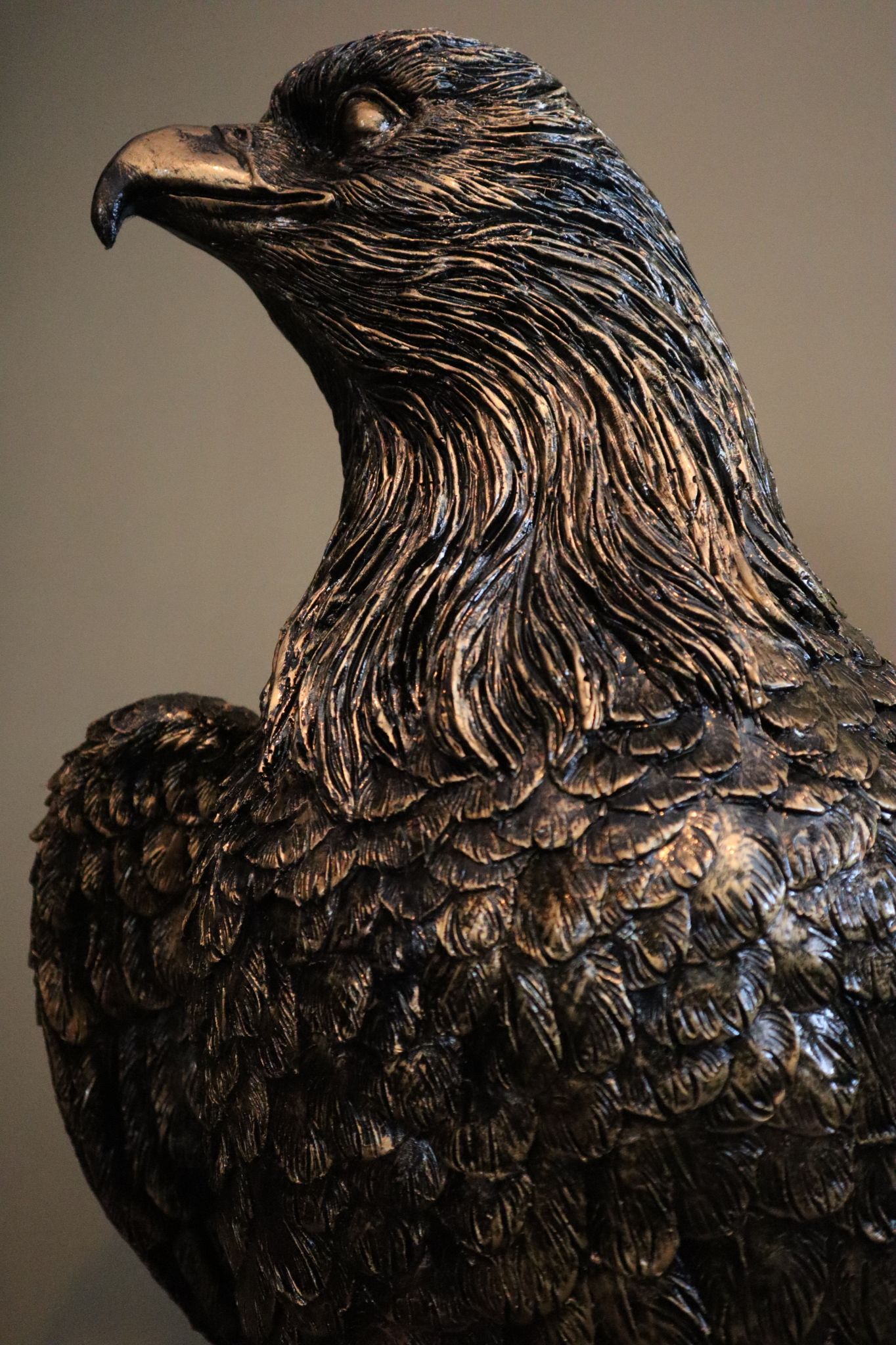 Arend beeld goud 120 cm op stam eyecatcher groot dierenbeeld tuinbeeld