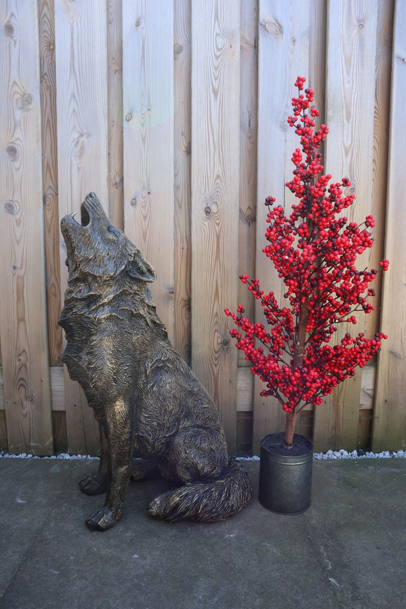 Gouden wolf tuinbeeld 74 cm zittend huilend dierenbeeld voor tuin en interieur