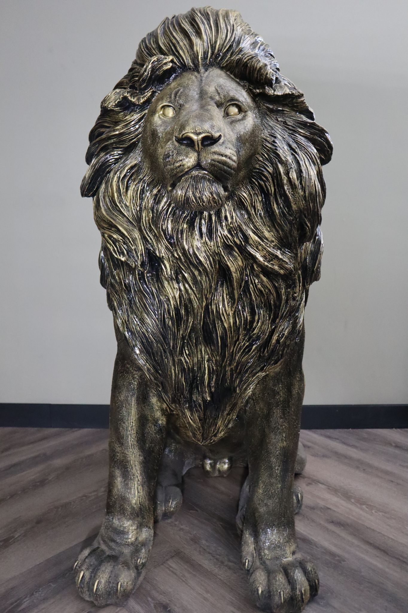 Leeuw beeld XXL goud zittend 134 cm tuinbeeld dierenbeeld decoratie