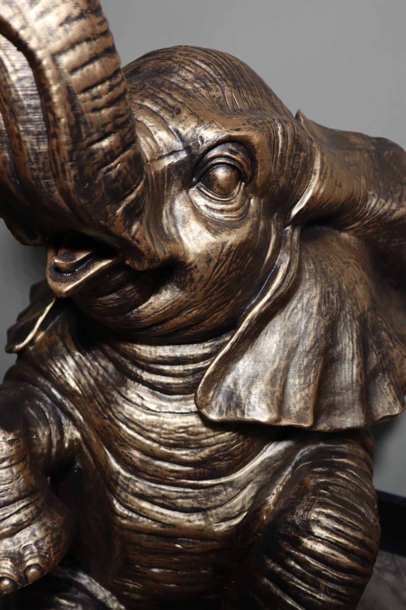 Olifant dierenbeeld 86 cm goud zittend realistisch tuinbeeld decoratie
