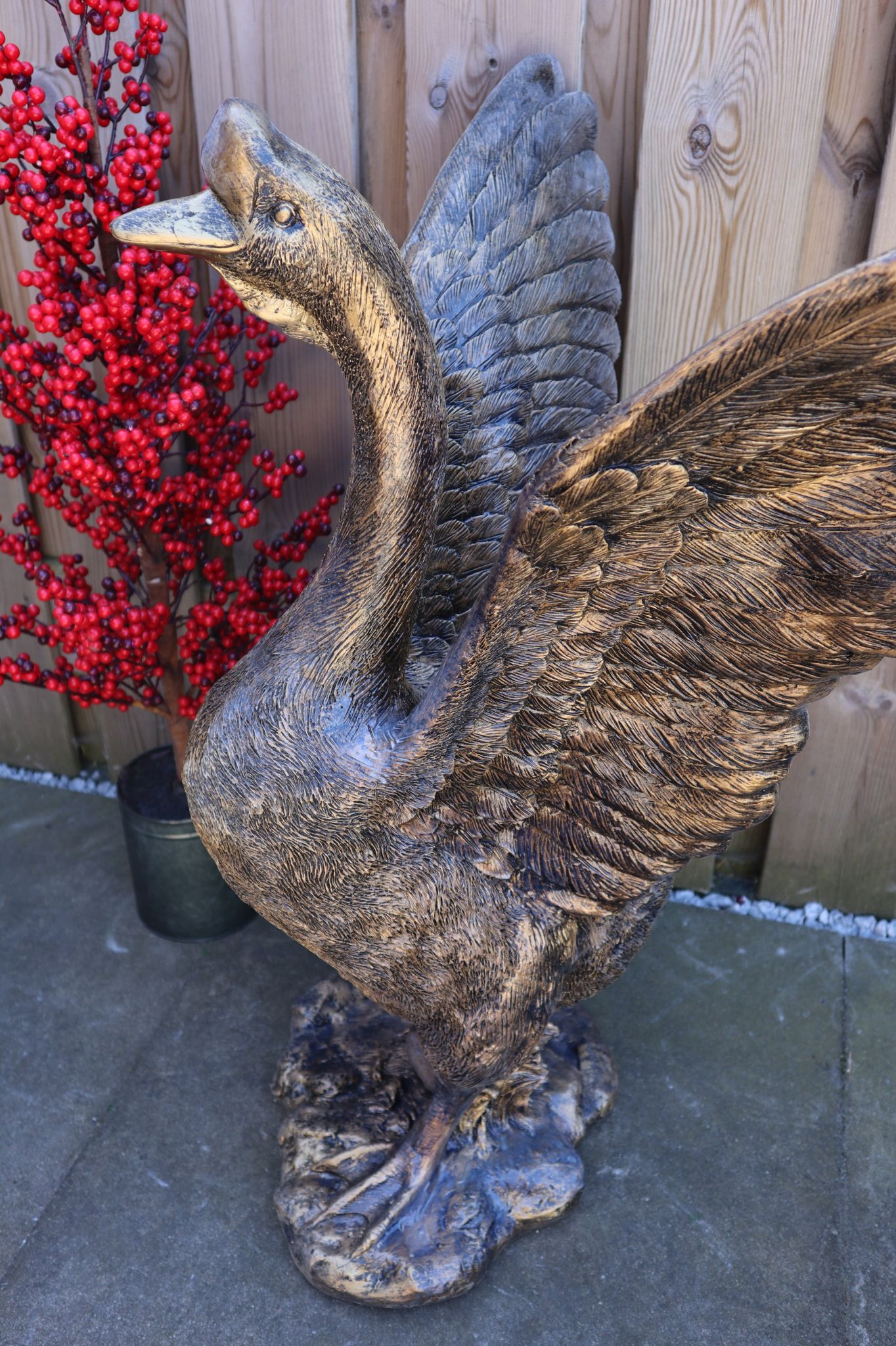 Gouden gans tuinbeeld 78 cm staand dierenbeeld voor tuin en interieur
