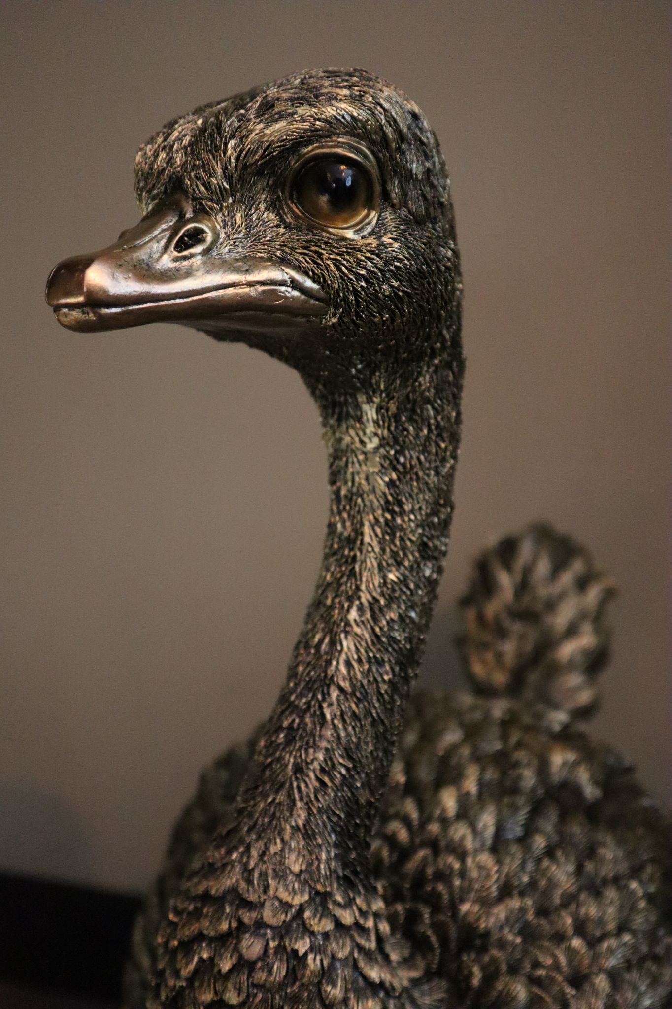 Groot struisvogel beeld goud 67 cm dierenbeeld tuinbeeld exclusieve decoratie