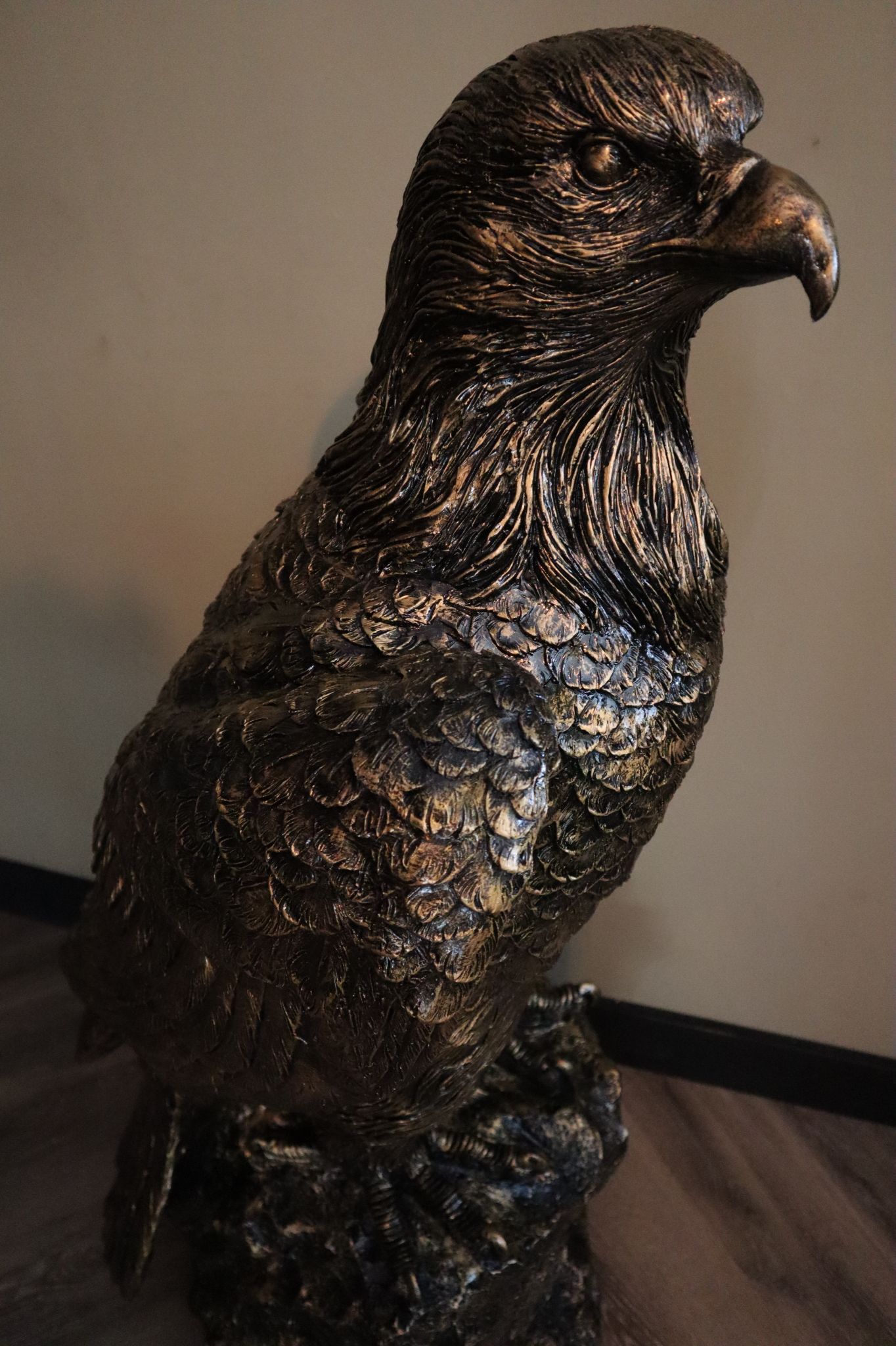 Arend op stam beeld goud 120 cm luxe vogelbeeld voor tuin en interieur