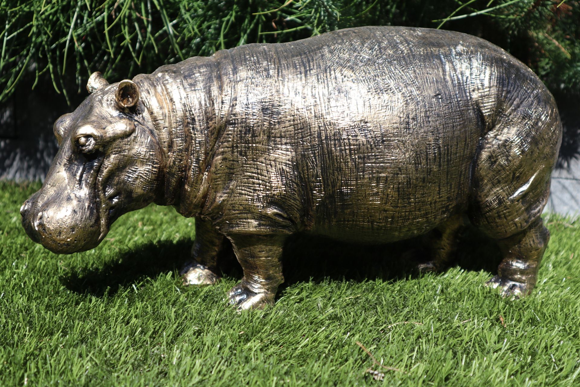 Staand nijlpaard beeld goud 45 cm luxe dierenbeeld voor binnen en buiten
