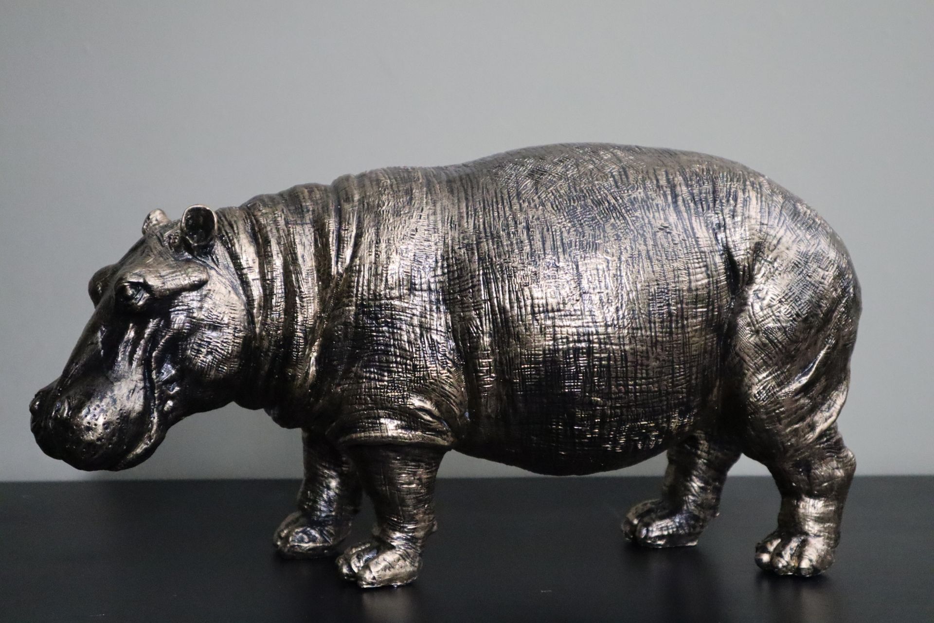 Gouden nijlpaard beeld 45 cm staand dierenbeeld tuin en interieur