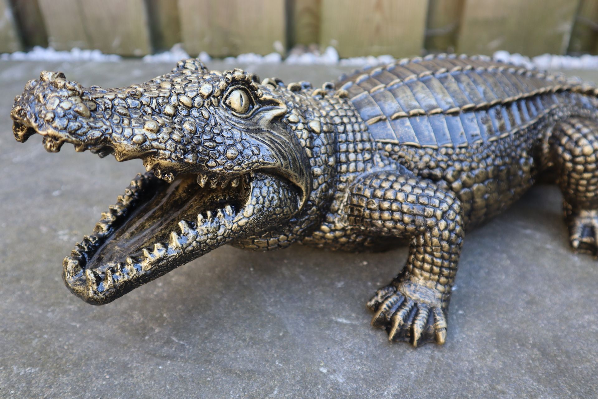 Krokodil beeld 60 cm goud liggend eyecatcher tuinbeeld dierenbeeld