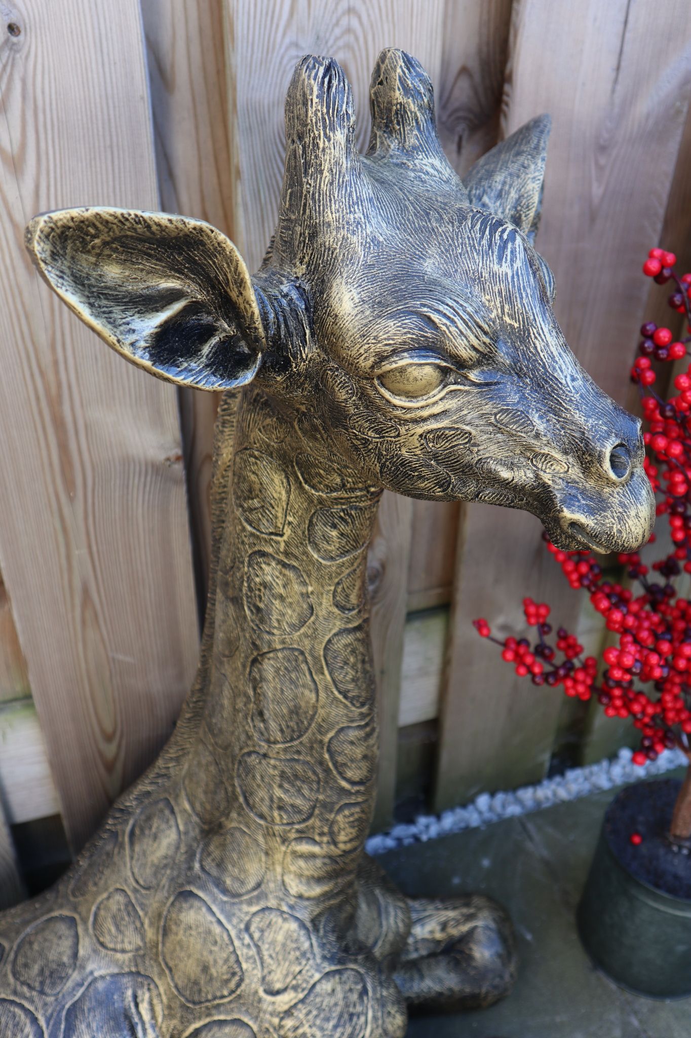 Giraffe beeld 79 cm goud liggend eyecatcher tuinbeeld dierenbeeld