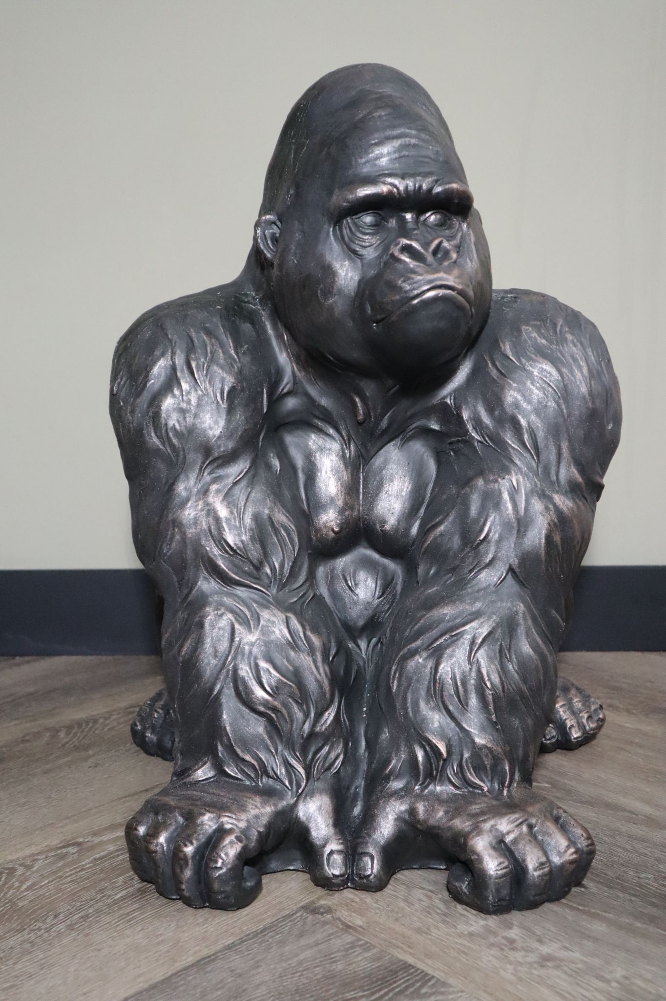 Gorilla dierenbeeld 58 cm brons kleur eyecatcher tuin decoratie