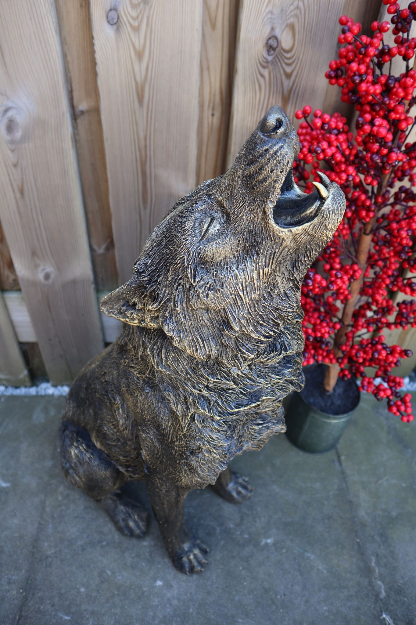 Huilende wolf beeld goud 74 cm zittend luxe dierenbeeld tuin decoratie