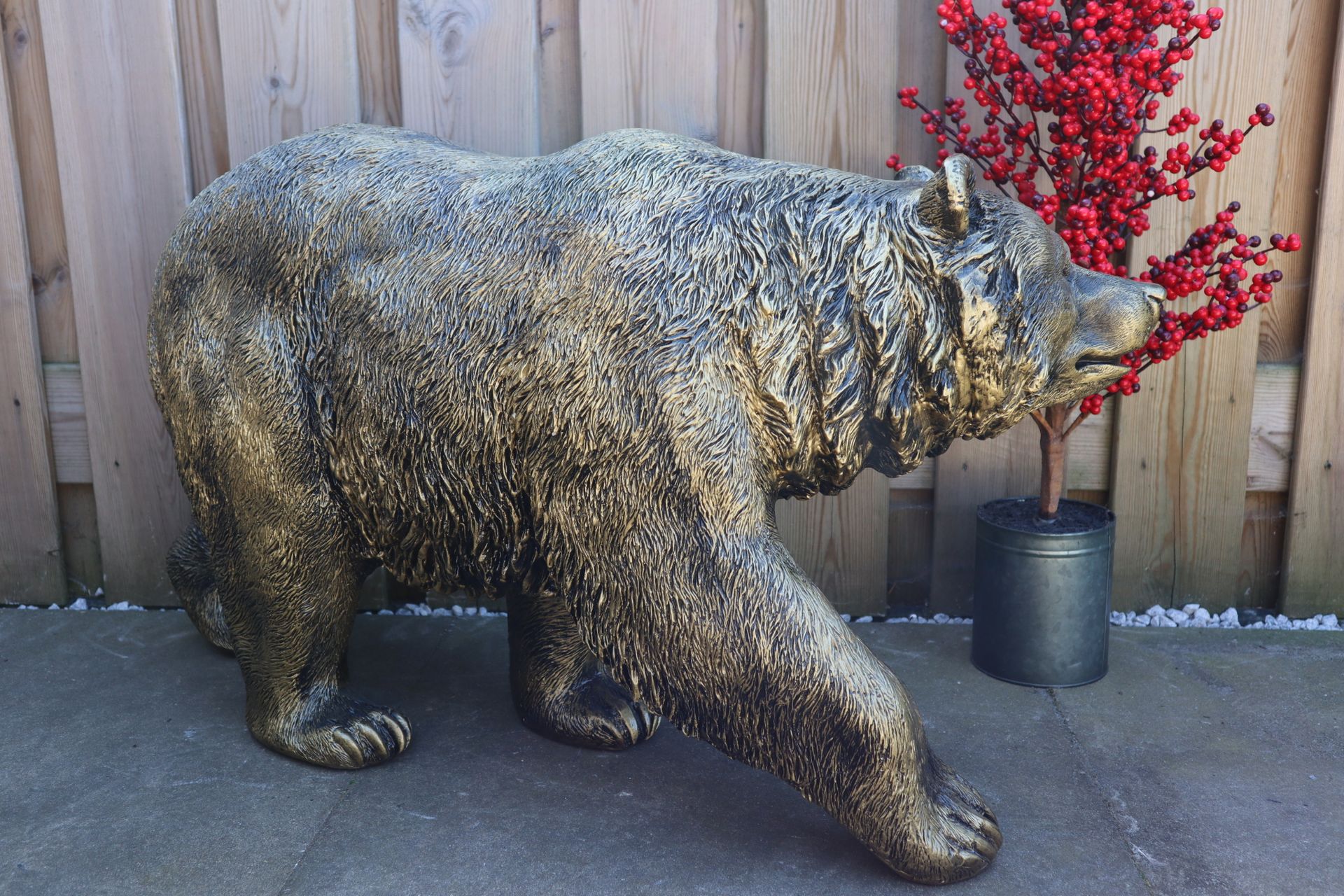 Beer dierenbeeld 93 cm goud lopend realistisch tuinbeeld decoratie