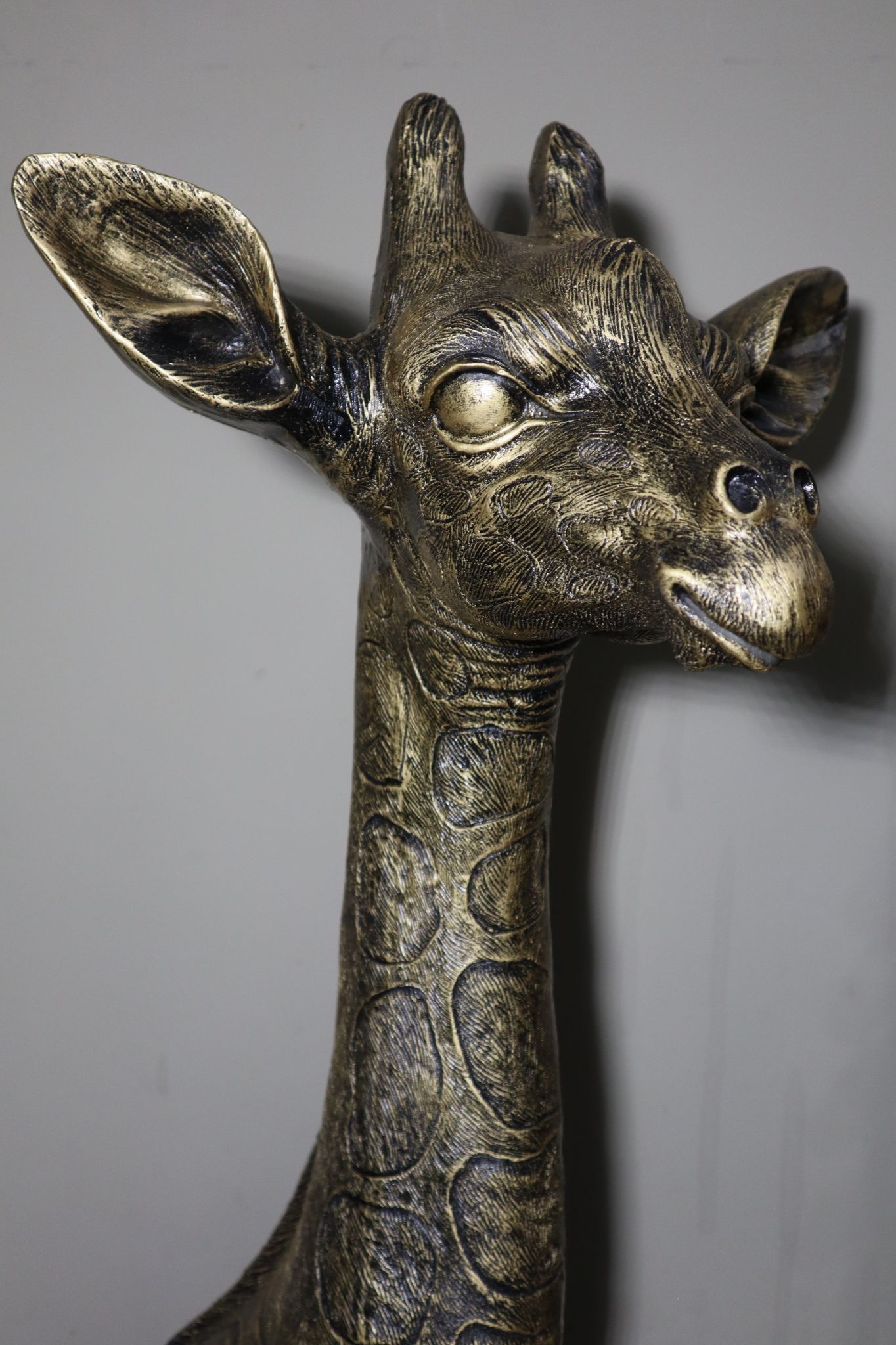 Giraffe dierenbeeld 79 cm goud liggend realistisch tuinbeeld decoratie