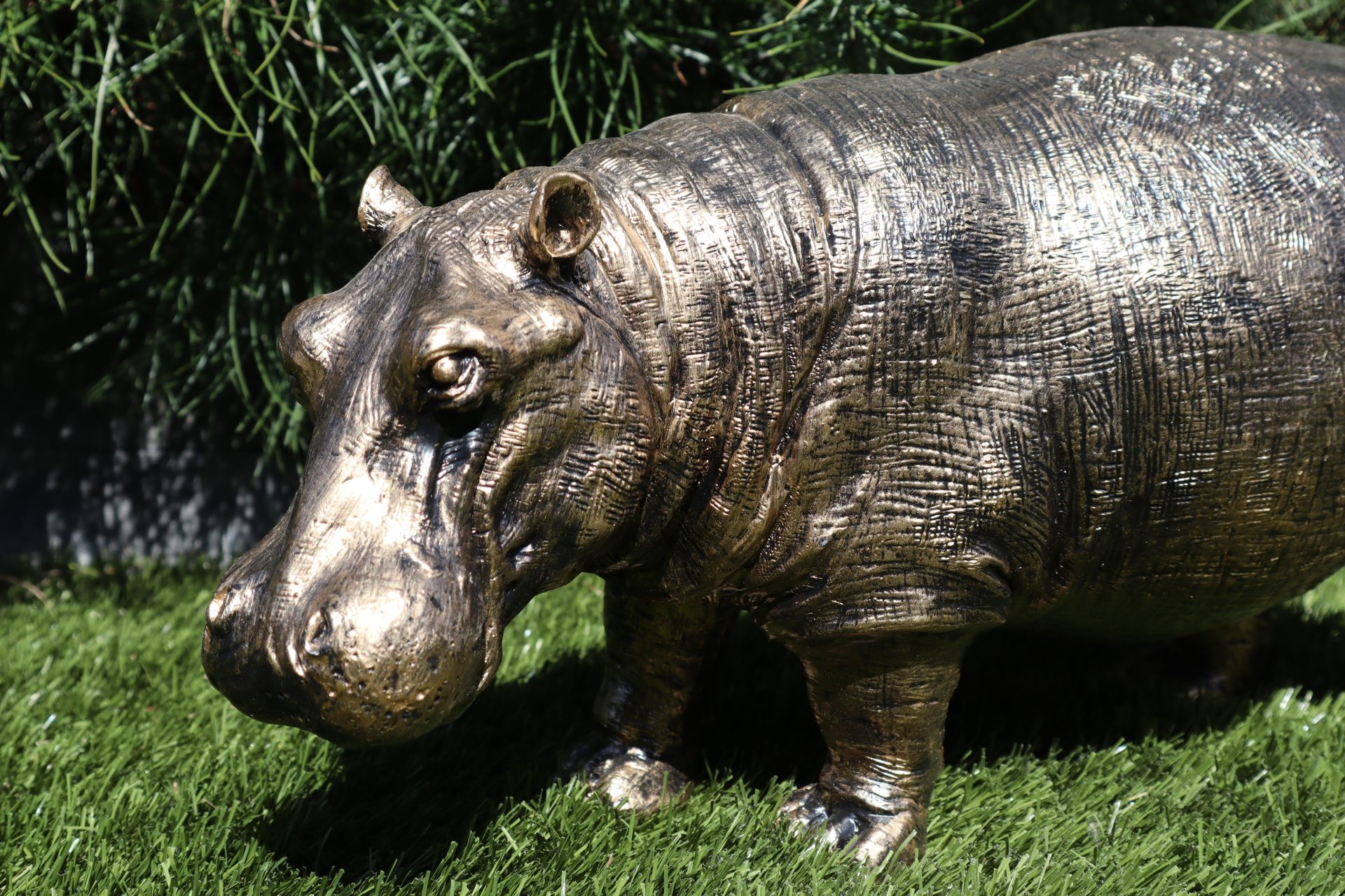 Nijlpaard beeld 45 cm goud staand eyecatcher tuinbeeld dierenbeeld