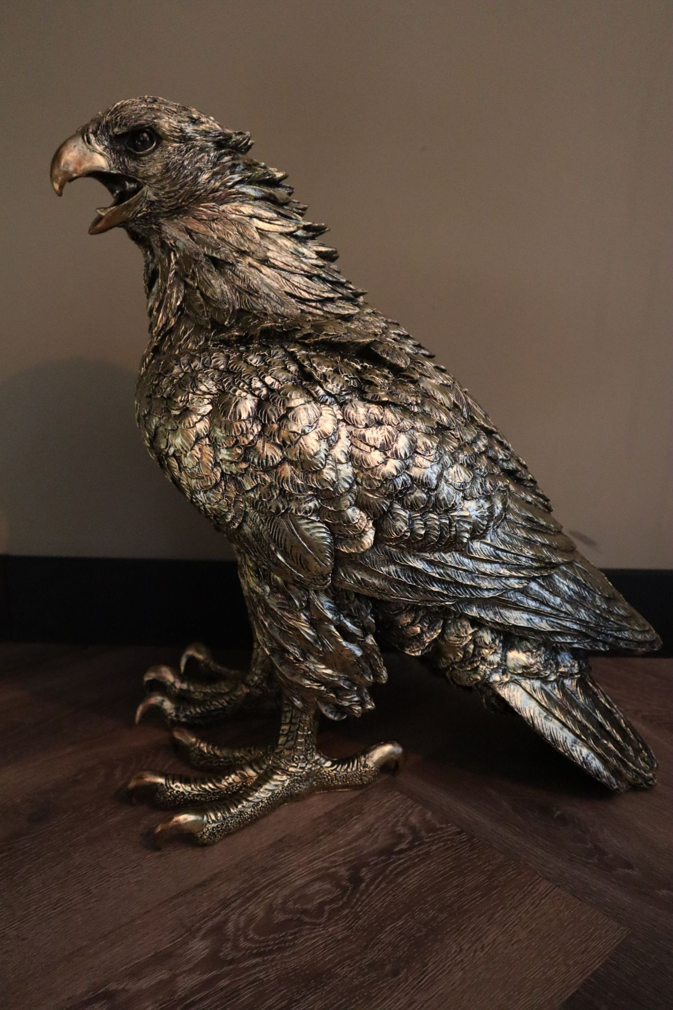 Gouden arend beeld 54 cm staand vogelbeeld tuin en interieur