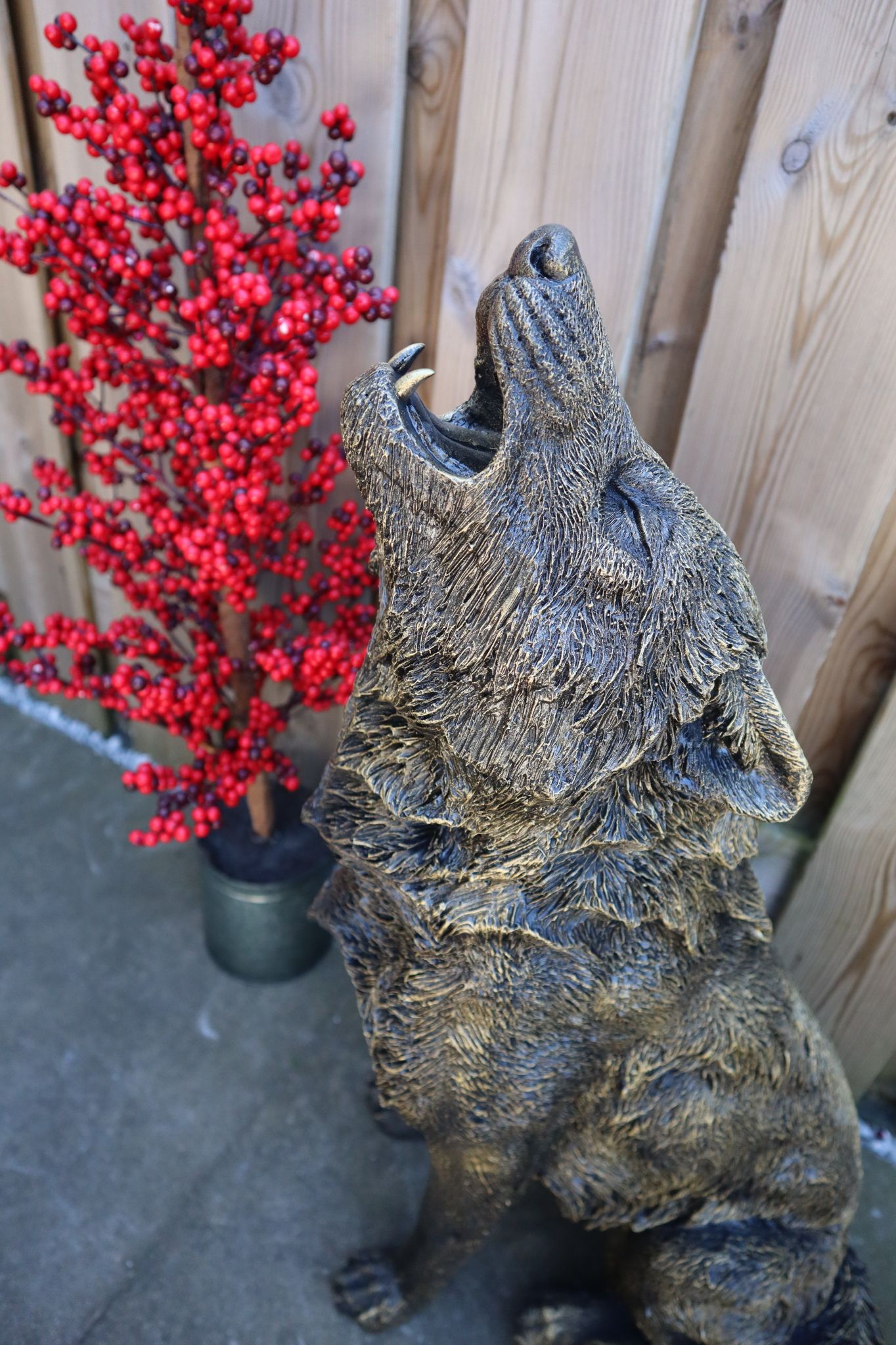 Wolf dierenbeeld 74 cm goud huilend zittend realistisch tuinbeeld decoratie