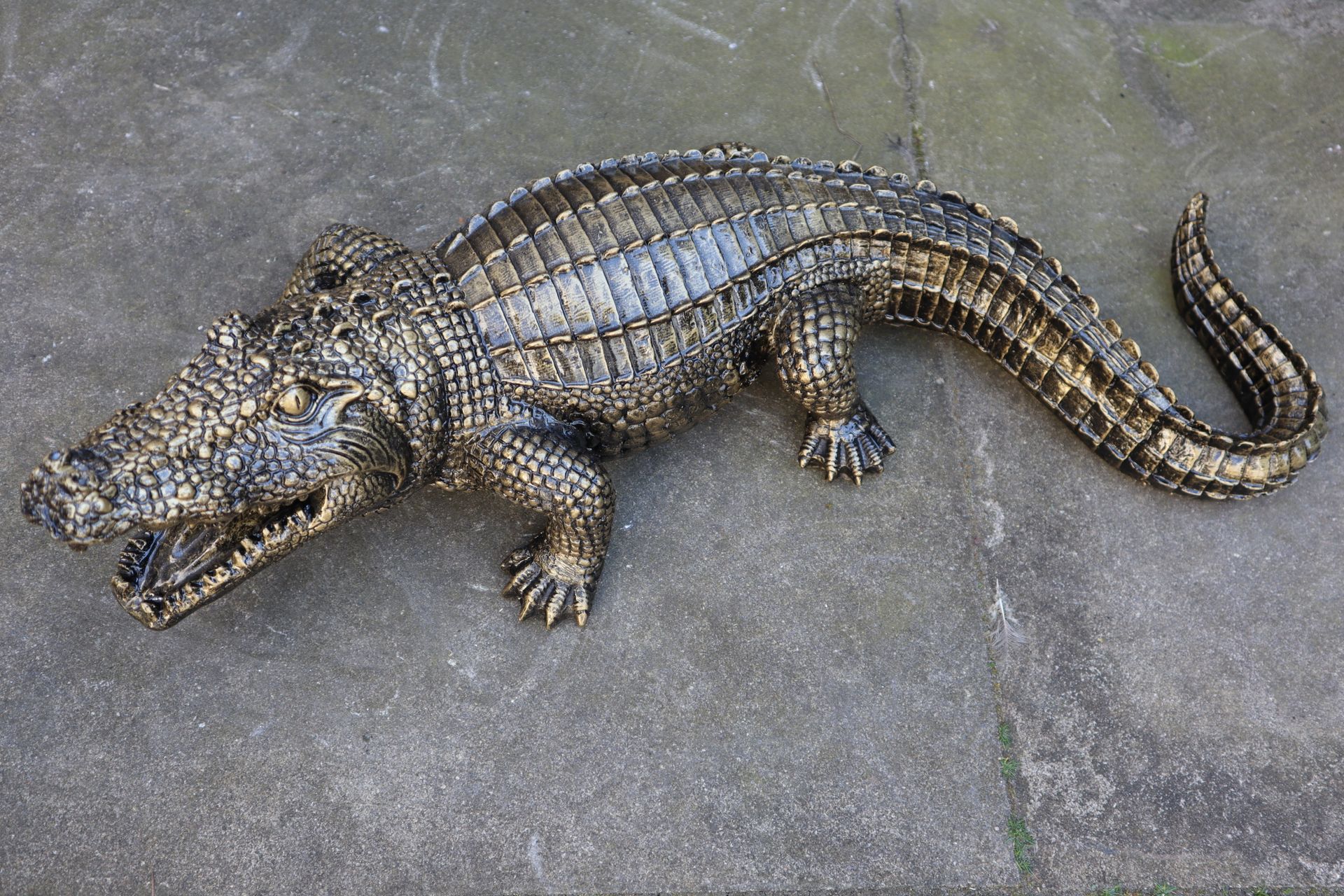 Liggend krokodil beeld goud 60 cm luxe dierenbeeld voor binnen en buiten