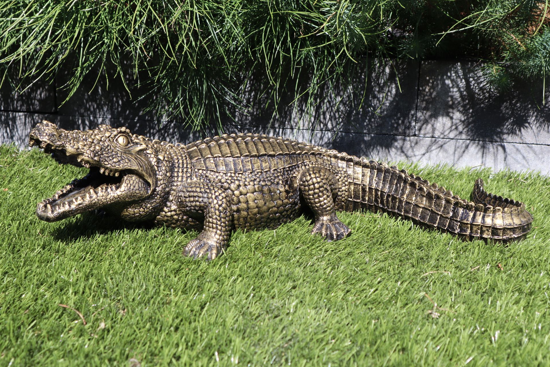 Liggend krokodil beeld goud 60 cm luxe dierenbeeld voor binnen en buiten