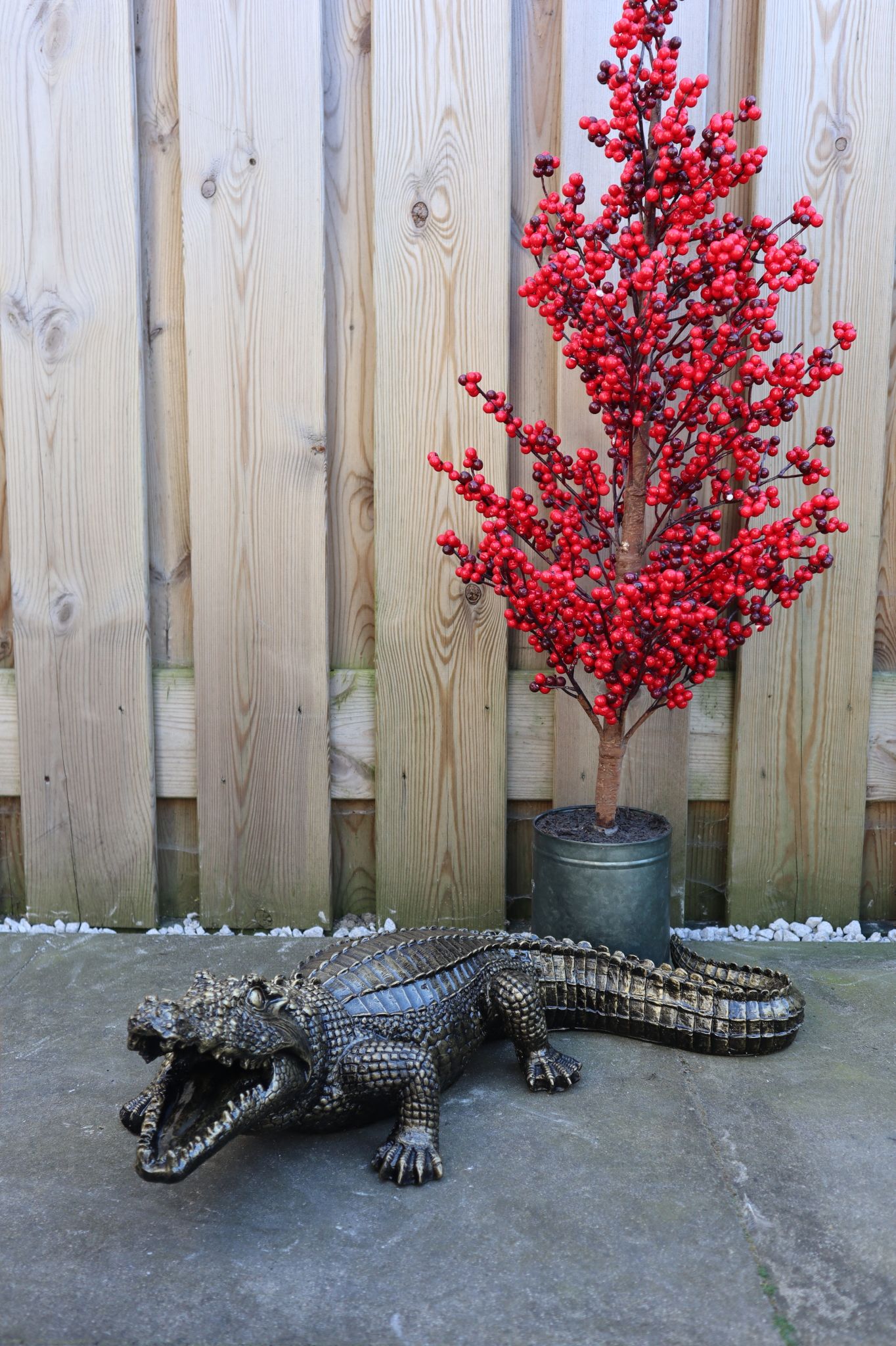 Krokodil dierenbeeld 60 cm goud liggend realistisch tuinbeeld decoratie