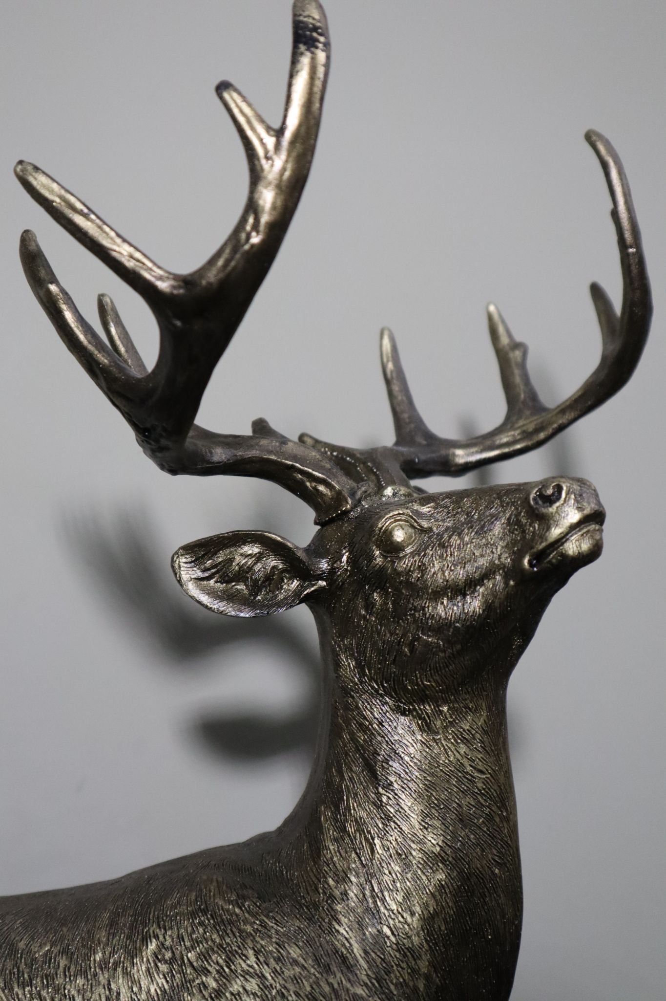 Hert dierenbeeld 37 cm goud liggend subtiele tuin decoratie