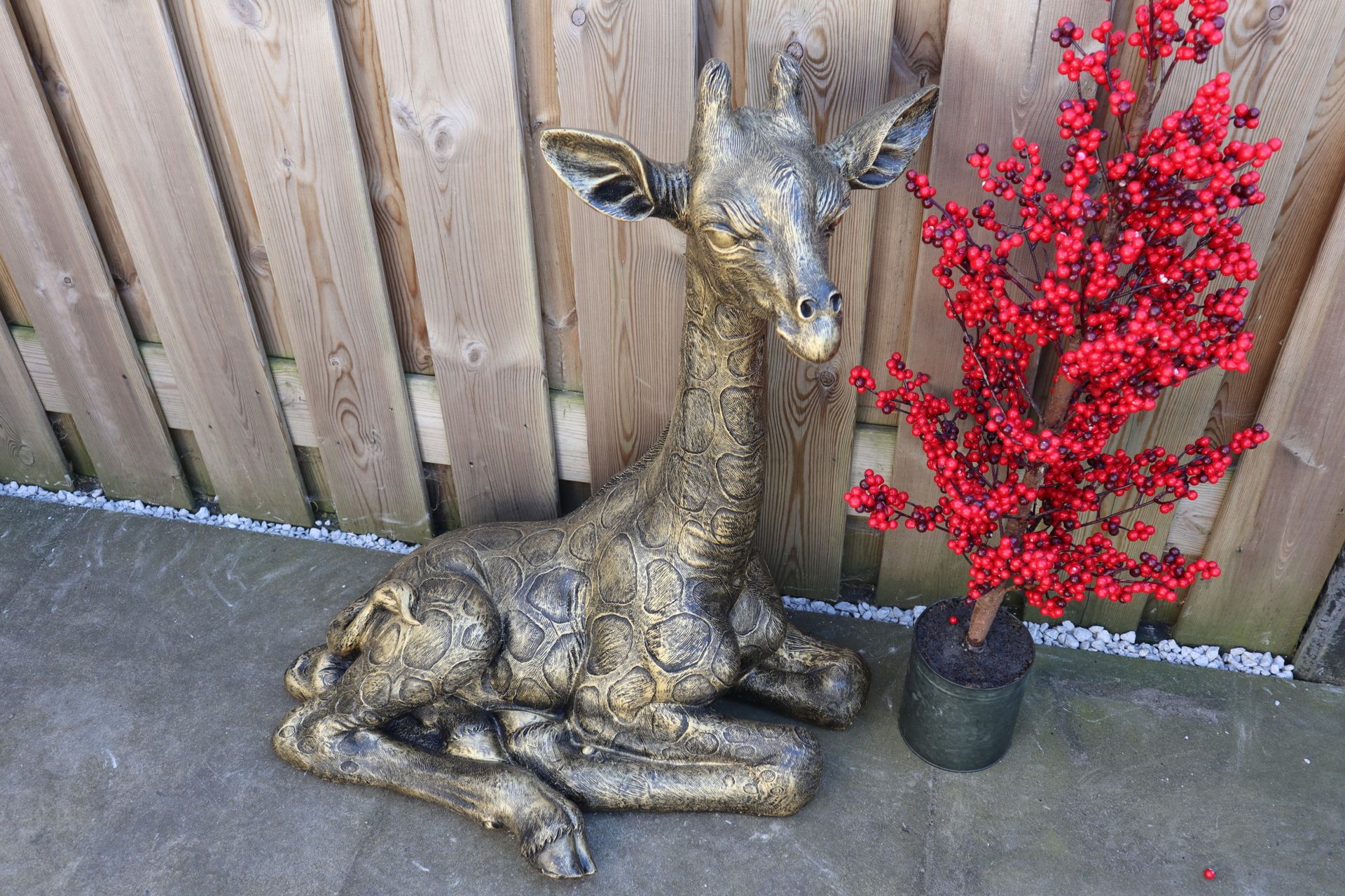 Liggend giraffe beeld goud 79 cm luxe dierenbeeld voor binnen en buiten