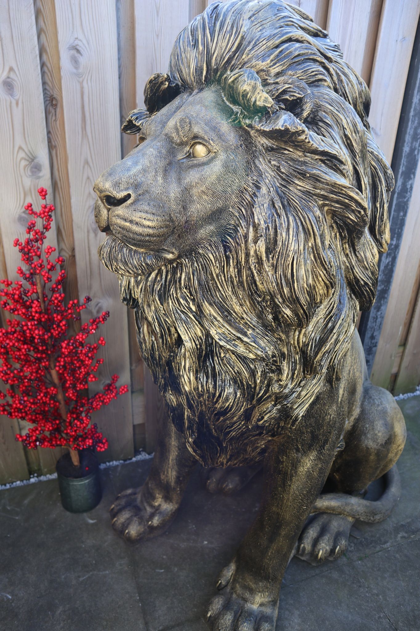 XXL leeuw beeld zittend goud 134 cm exclusief dierenbeeld voor tuin en interieur