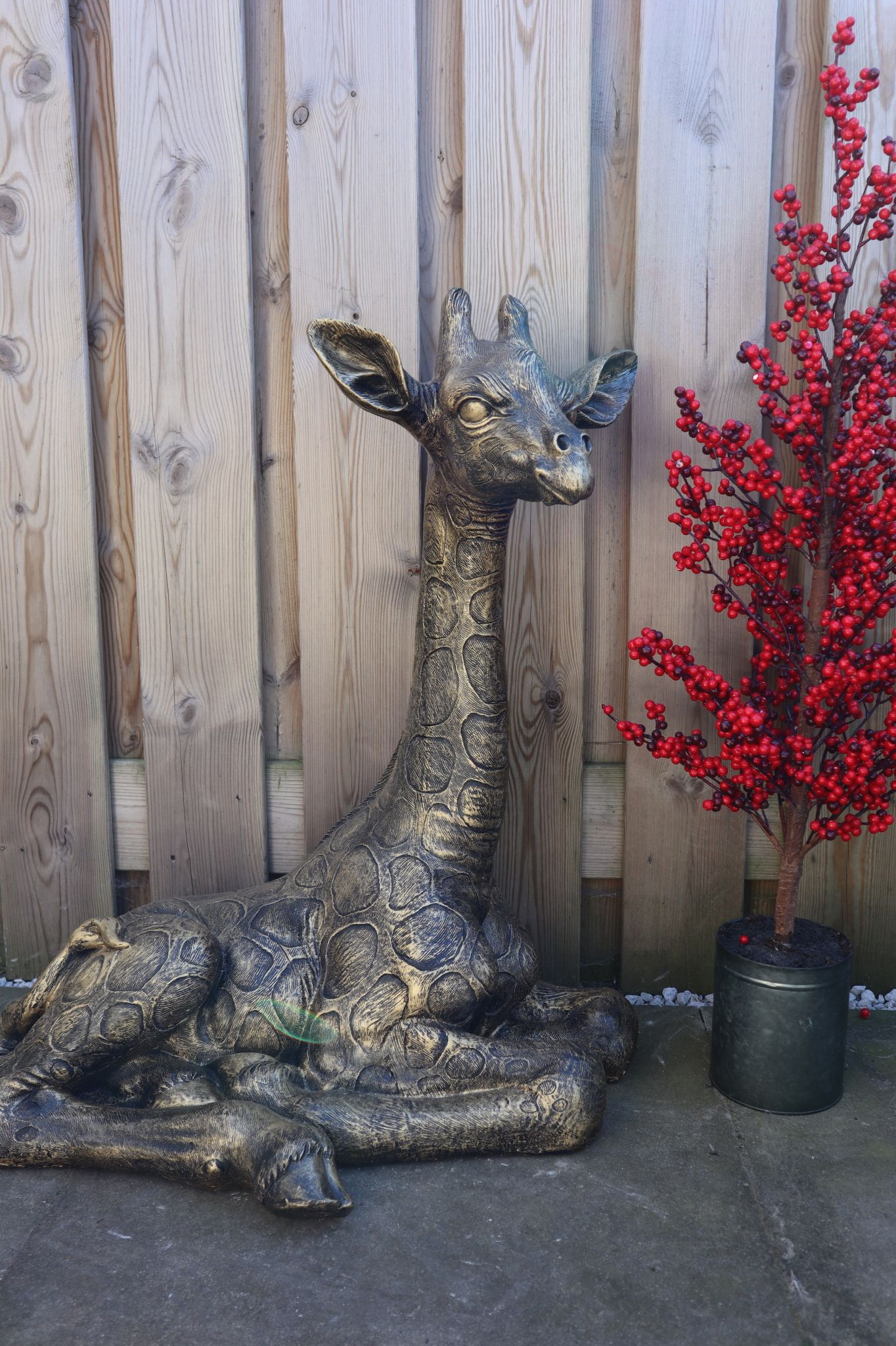 Giraffe dierenbeeld 79 cm goud liggend realistisch tuinbeeld decoratie