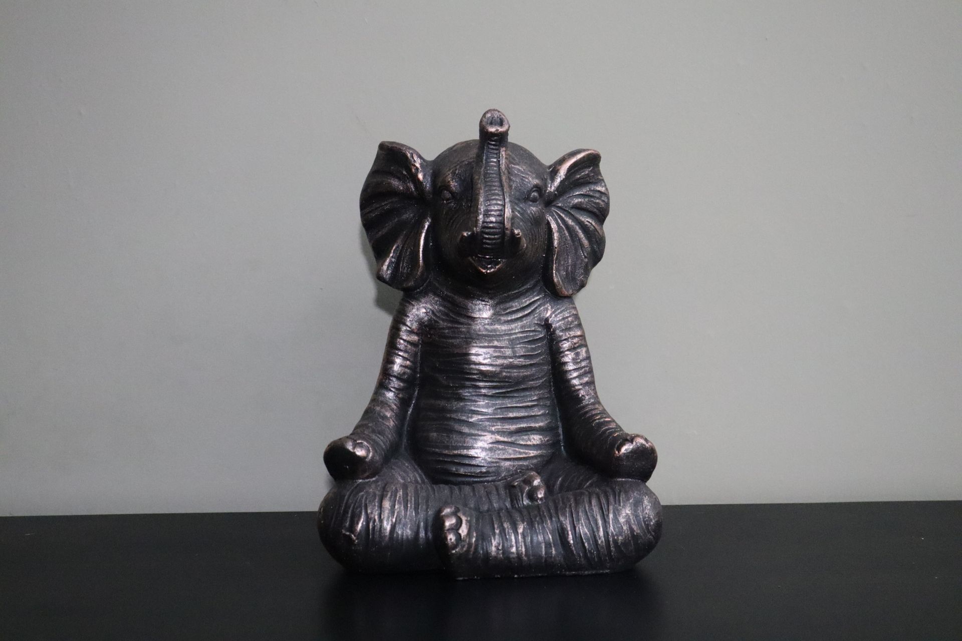 Olifant beeld Boeddha houding 34 cm tuinbeeld dierenbeeld decoratie