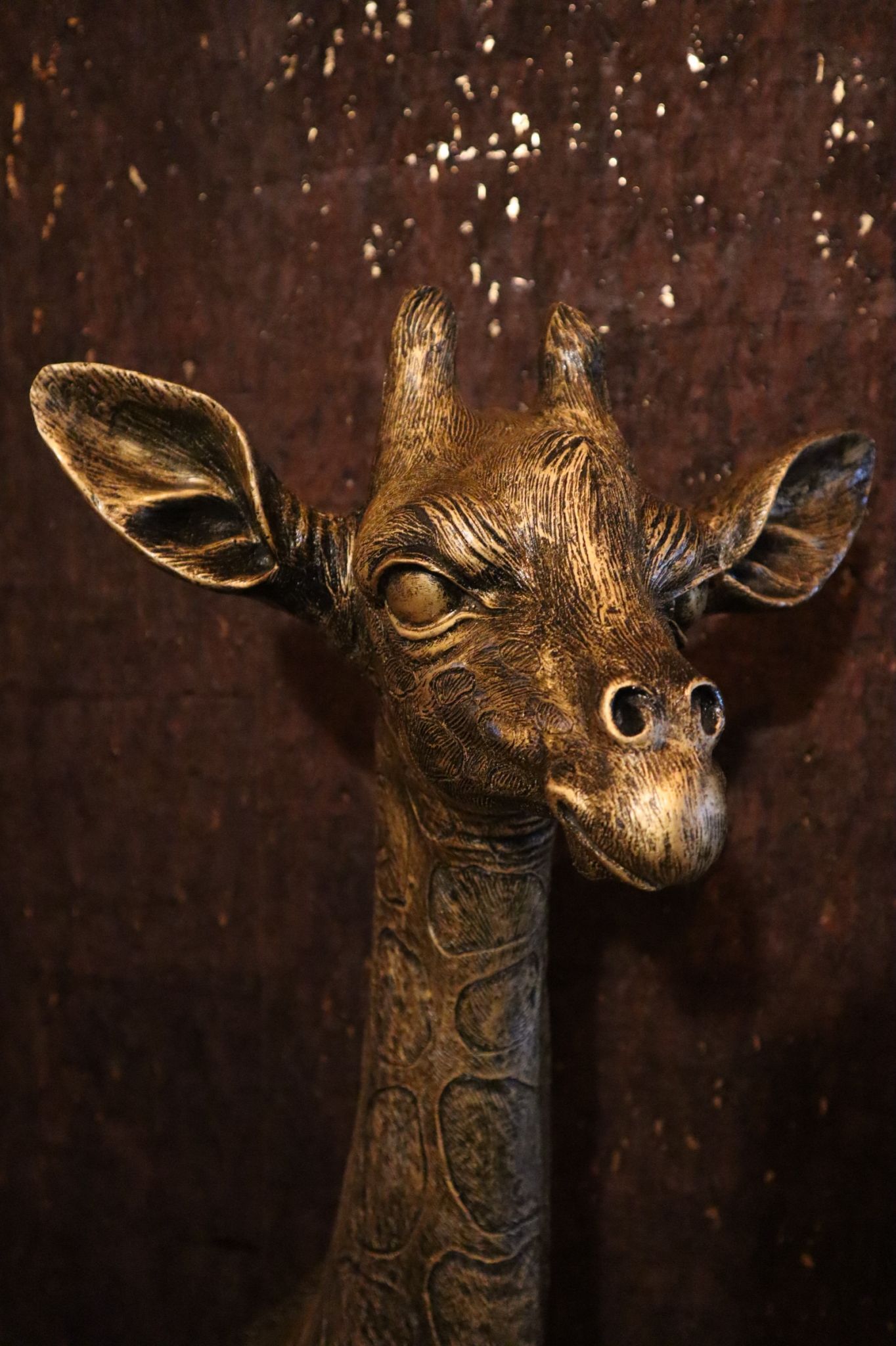 Exclusief liggend XL giraffebeeld van 79 cm in goud, opvallend kunstobject voor binnen en buiten
