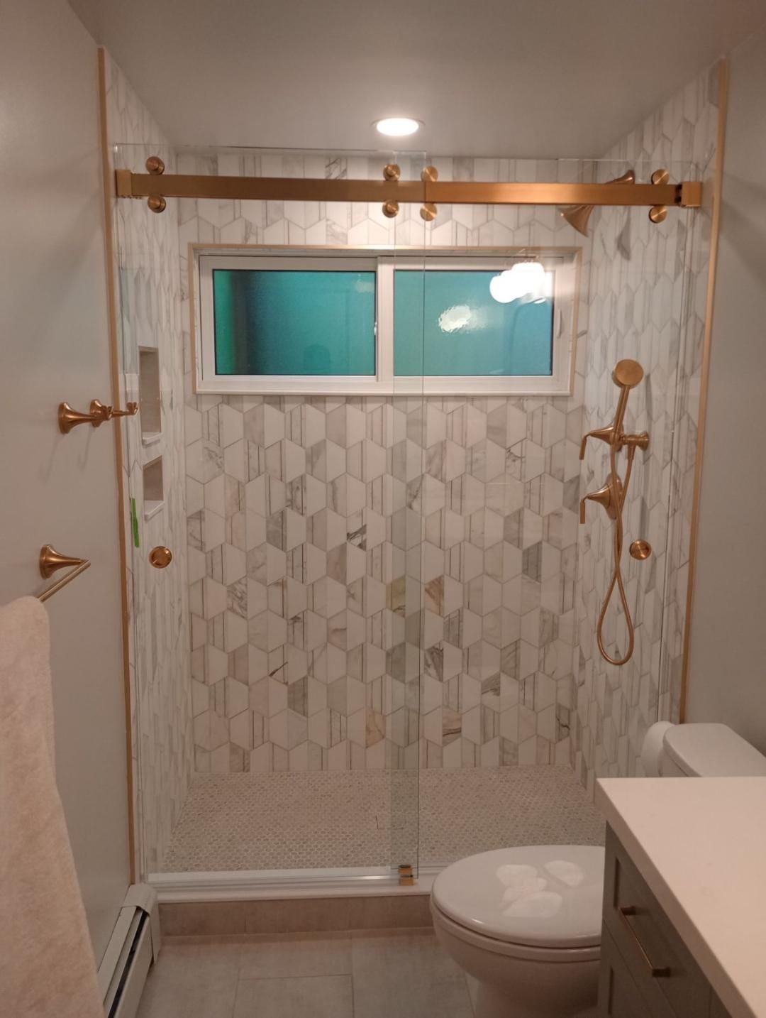 Frameless glass shower door
