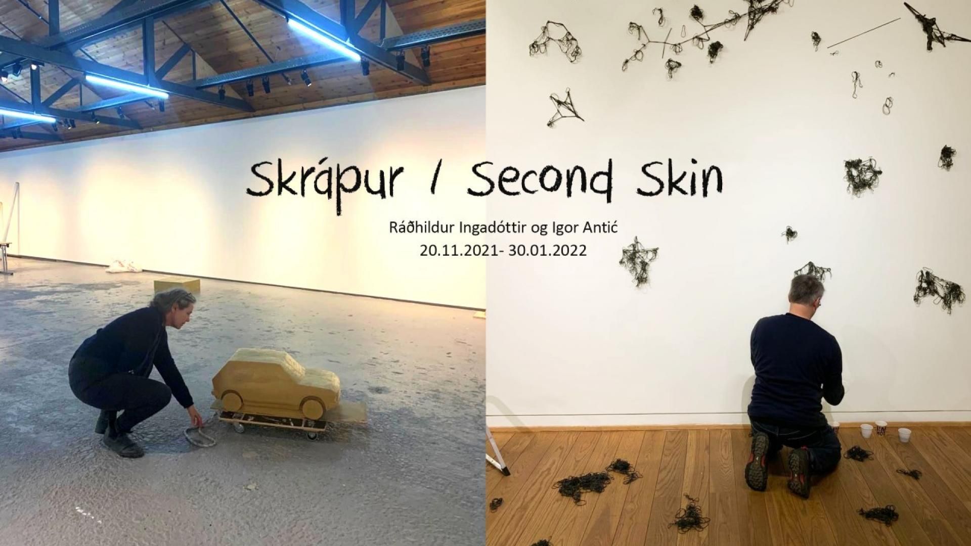 Kona krýpur niður fyrir framan vegg sem á stendur „skrapur/önnur húð“